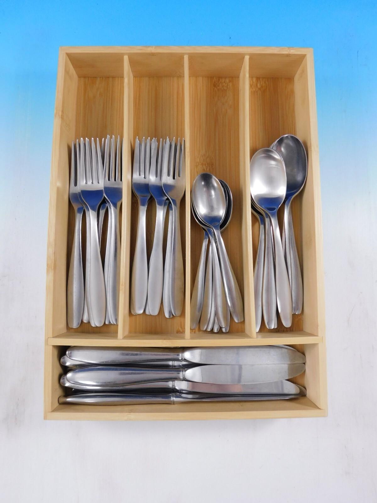 Juego de Cubiertos de Acero Inoxidable Pace by Gorham, 40 piezas. Este juego incluye:

8 Cuchillos de mesa, 9 1/2
8 Tenedores de cena, 7 1/2
8 Tenedores para ensalada, 7
8 cucharillas, 6
Cucharas soperas de 8 plazas, 7 1/4
Incluye una caja de