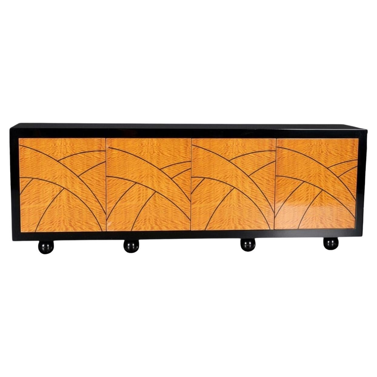 Collection Pace Collection "Boca" Credenza avec portes en érable piqué et cadre en laque noire en vente