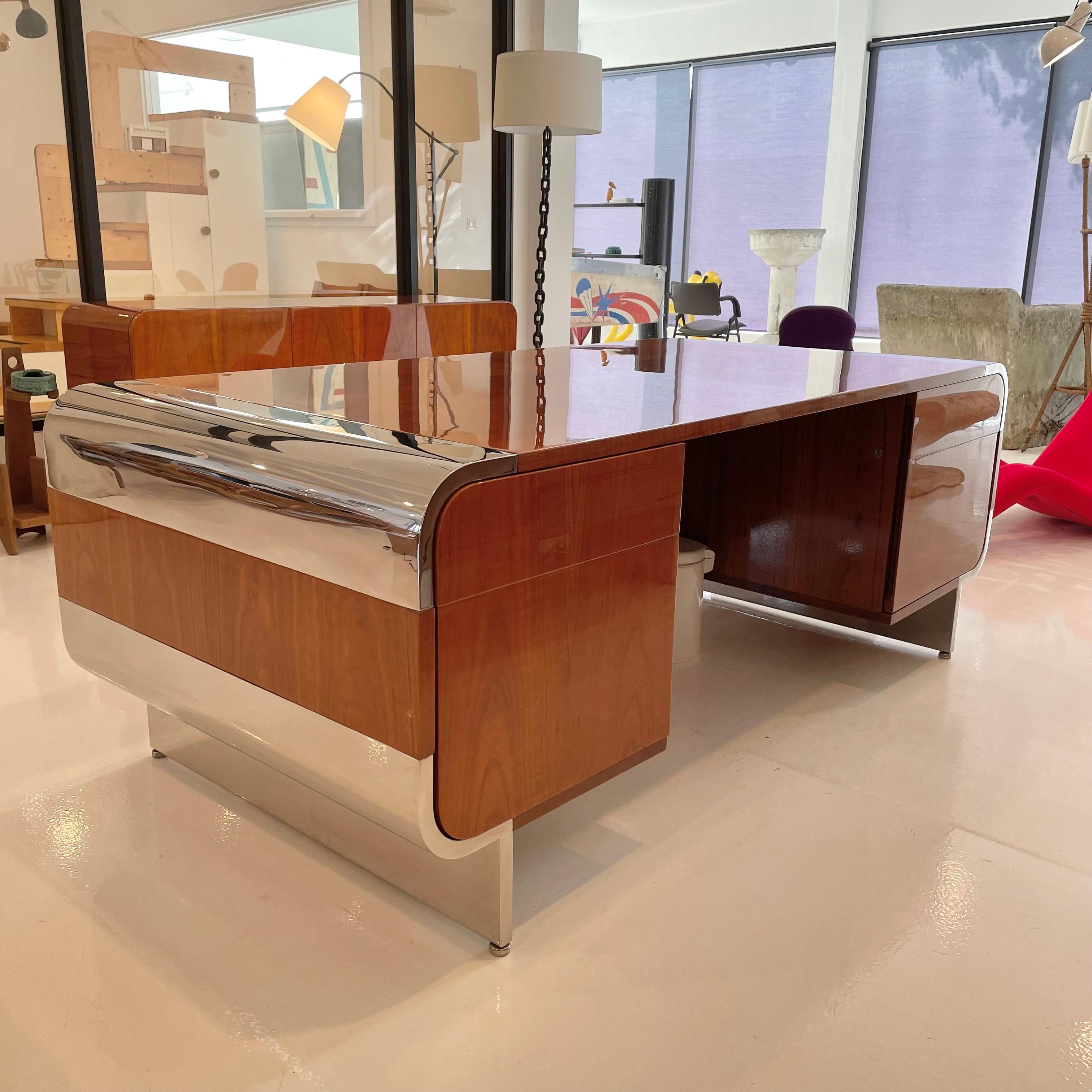 Recently restored and refinished exquisite Pau Ferro hardwood desk by Irving Rosen for the Pace Collection circa 1974 with rounded waterfall corners in polished chrome atop polished chrome legs.

Beautiful grain patterning in the Pau Ferro with a