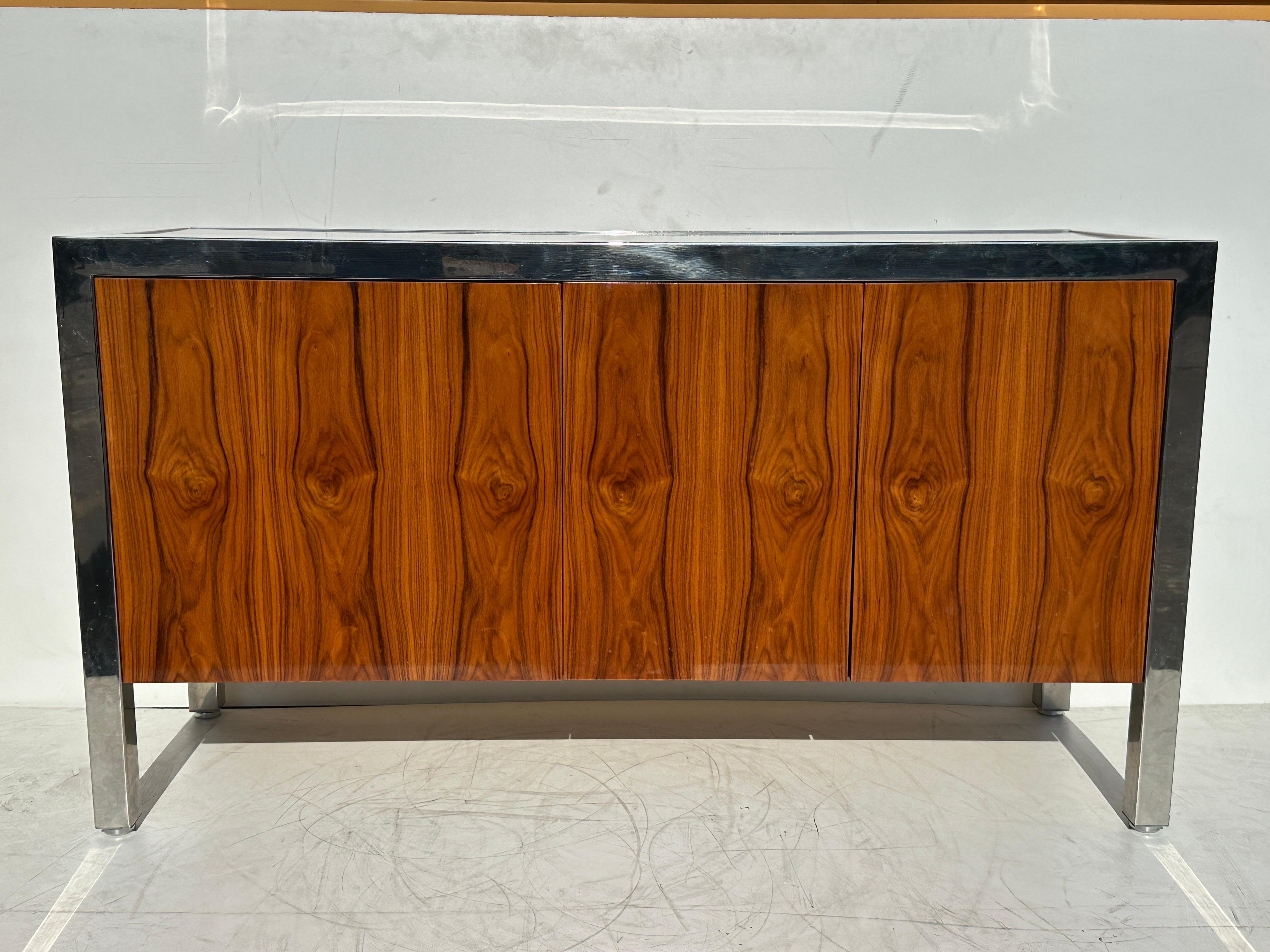 Credenza / credenza a tre ante in legno Wood Wood e cromo della collezione Pace Collection. 
Cassetto estraibile in Oak sul lato sinistro e un singolo ripiano sul lato sinistro.
Anche lo schienale di questa credenza è rifinito in un fiammeggiante