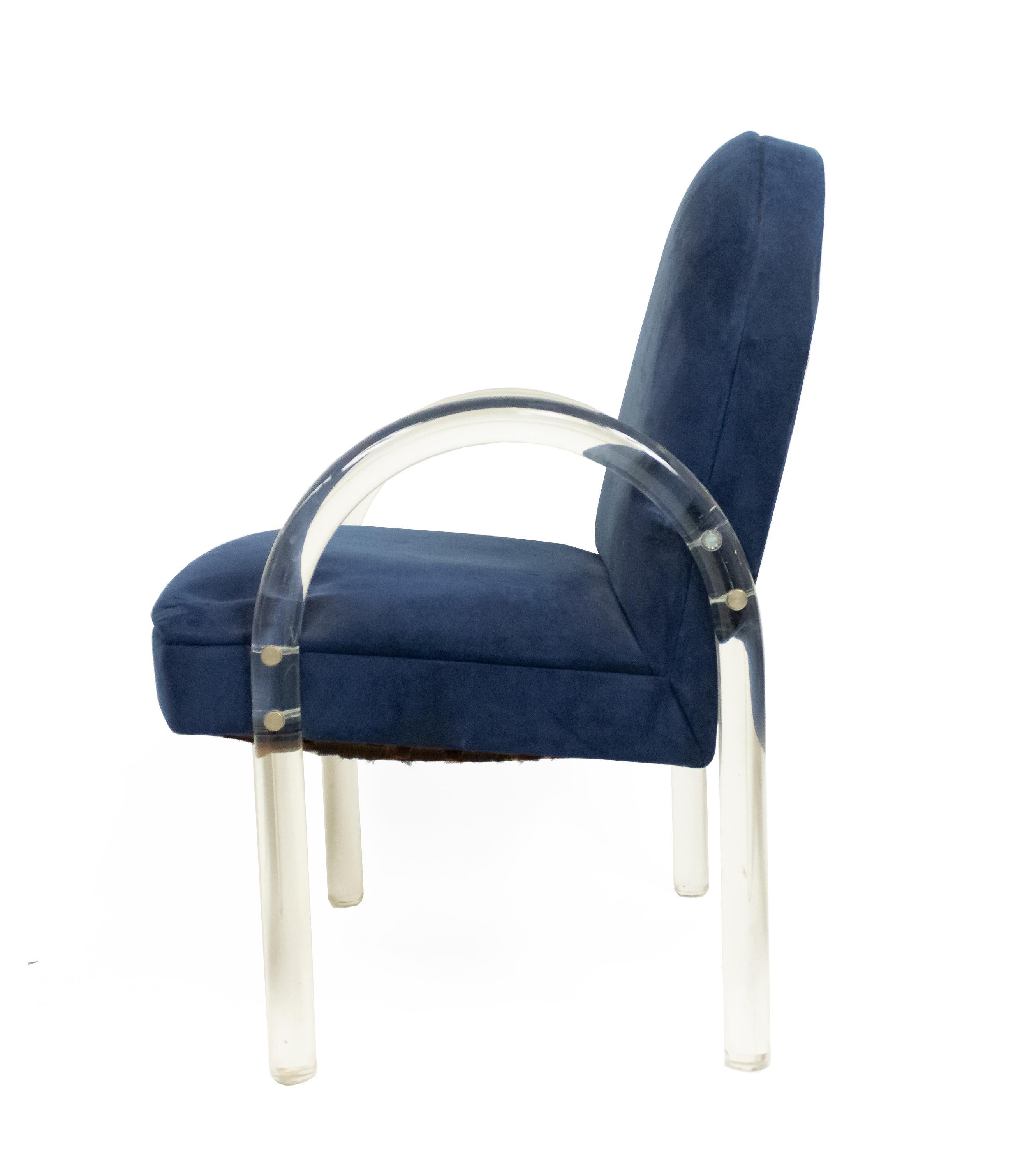 Chaises de salle à manger en cascade de la collection Ten Pace avec une assise recouverte de microfibre bleue et des accoudoirs et pieds arrondis en Lucite avec des ferrures en laiton.