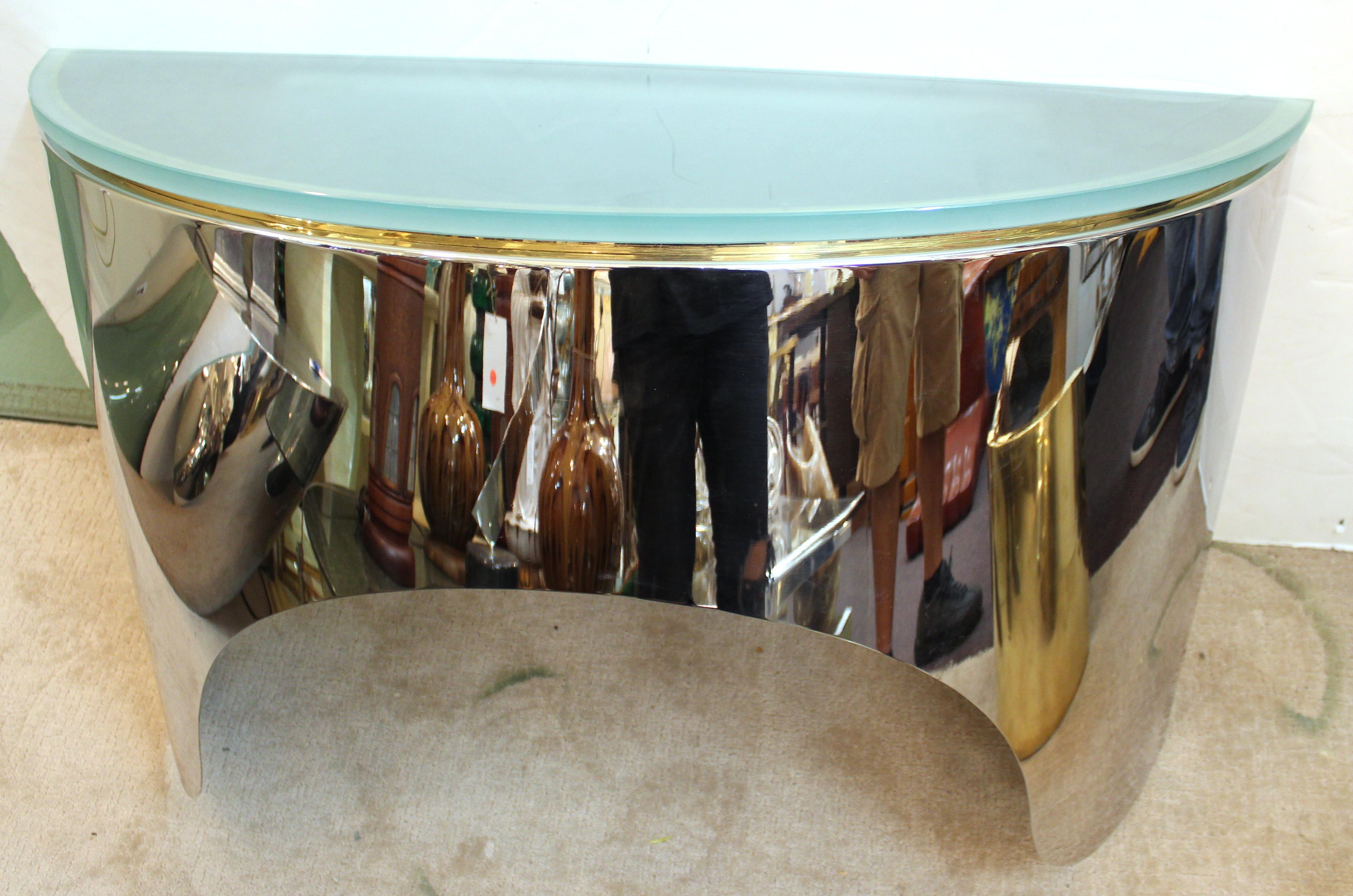 Modernes Demi-Lune-Sideboard aus Metall und Glas aus der Mitte des Jahrhunderts von Pace (Milchglas) im Angebot