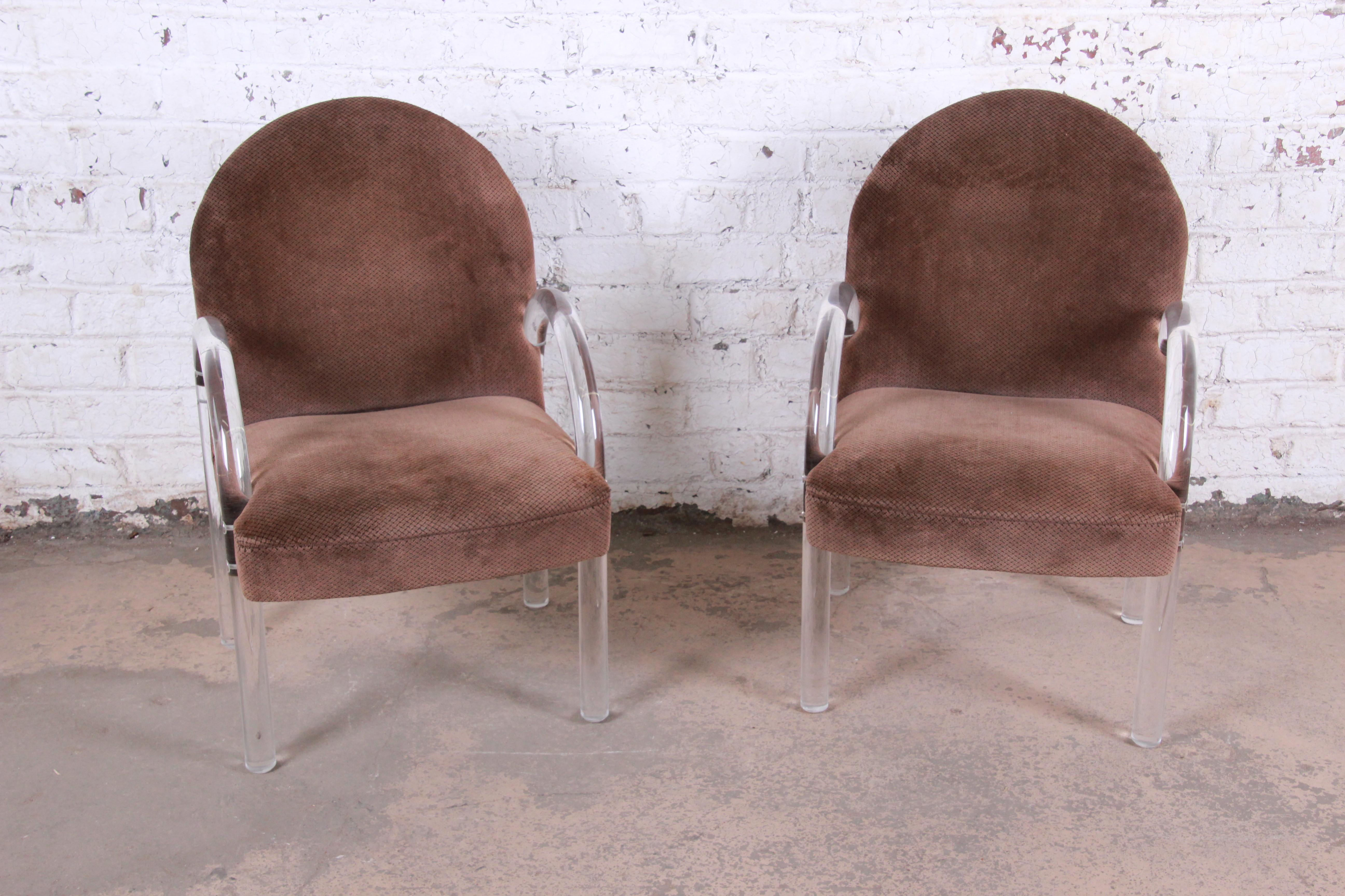 An outstanding pair of modern Art Deco or Hollywood Regency Lucite waterfall club chairs or dining armchairs

By The Pace Collection

USA, 1970s

Solid curved Lucite arms, with brass fittings and original brown microfiber