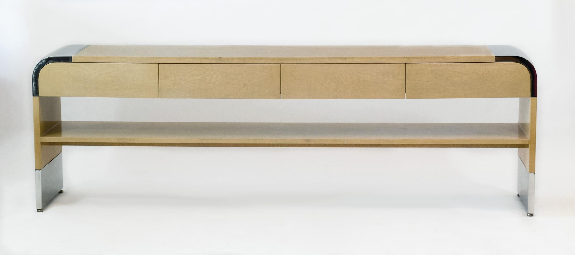 Table console moderne à 4 tiroirs en chrome et érable moucheté Pace Collection 1980
Console, table d'entrée ou table de canapé de sept pieds de long avec quatre tiroirs en frise en chrome et placage d'érable Birds Eye ou Quilted dans une teinte