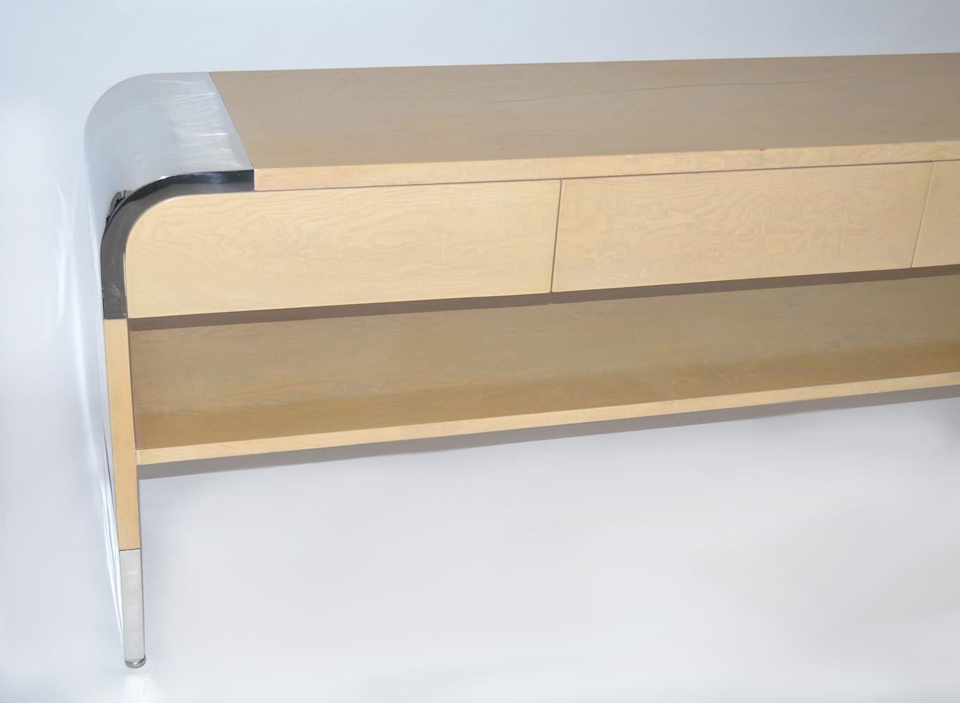 Mid-Century Modern Table console moderne à 4 tiroirs en chrome et érable moucheté Pace Collection 1980 en vente