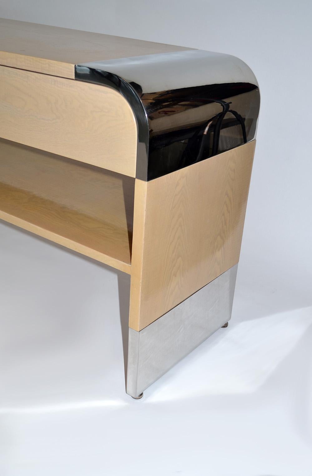 Américain Table console moderne à 4 tiroirs en chrome et érable moucheté Pace Collection 1980 en vente