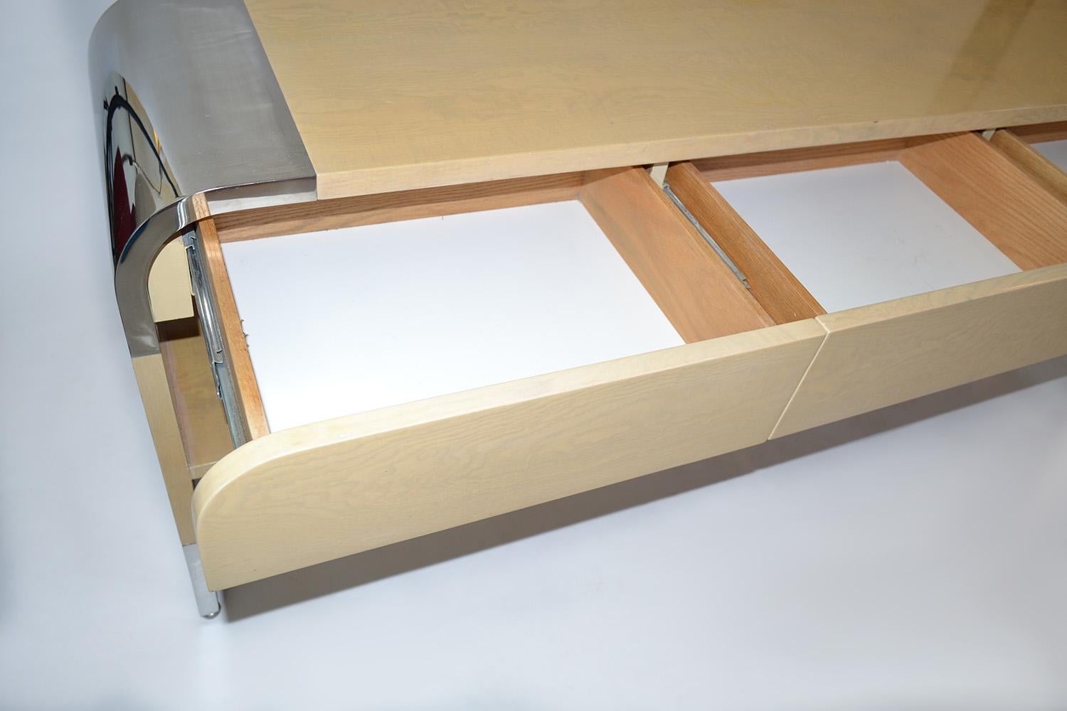 Chrome Table console moderne à 4 tiroirs en chrome et érable moucheté Pace Collection 1980 en vente