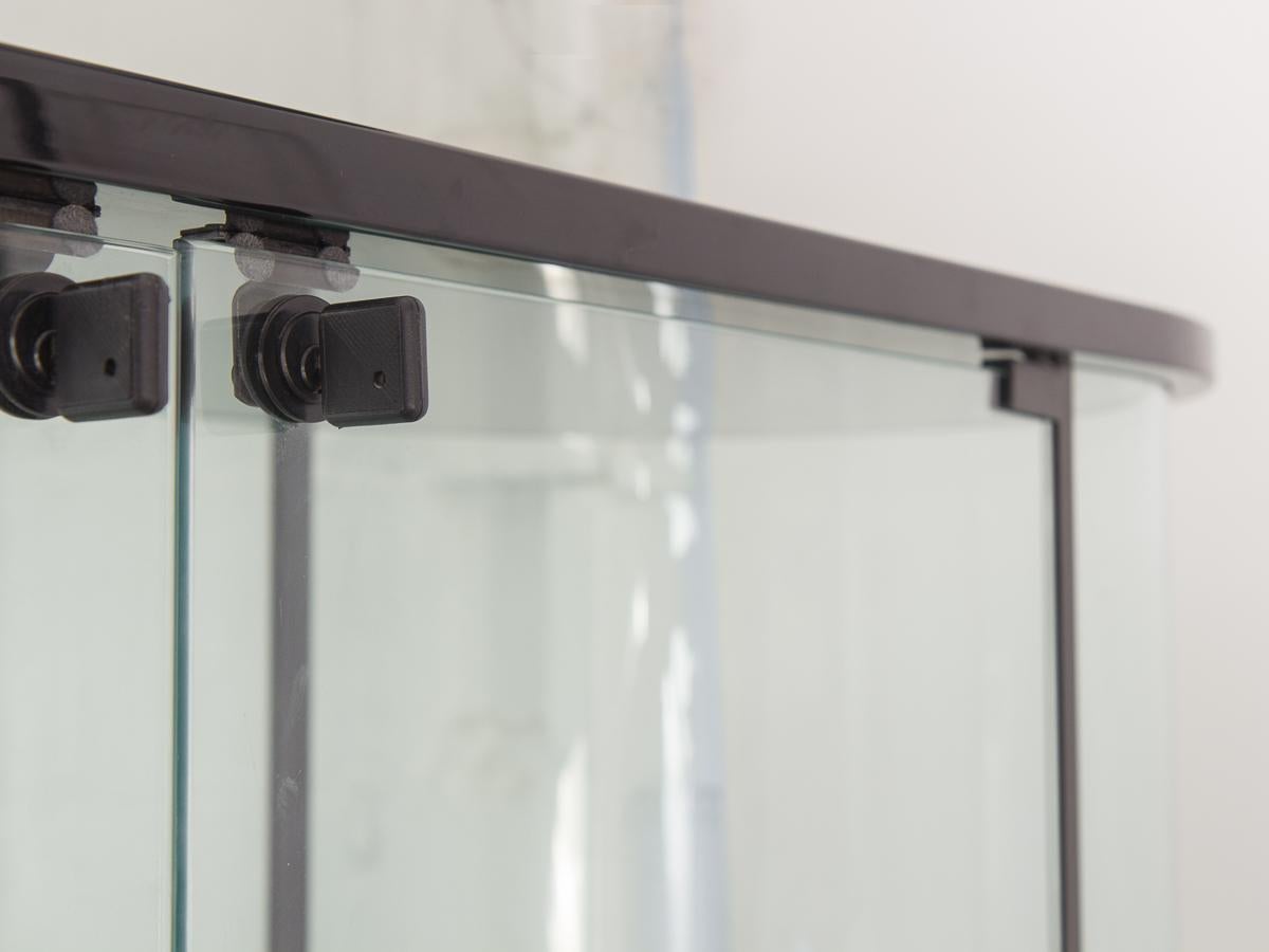 Pace Collection Hohe gerundete Glasvitrine im Zustand „Gut“ in Brooklyn, NY