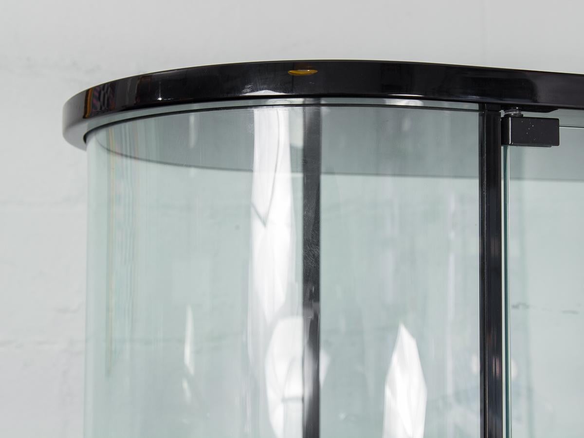 Pace Collection Hohe gerundete Glasvitrine 1