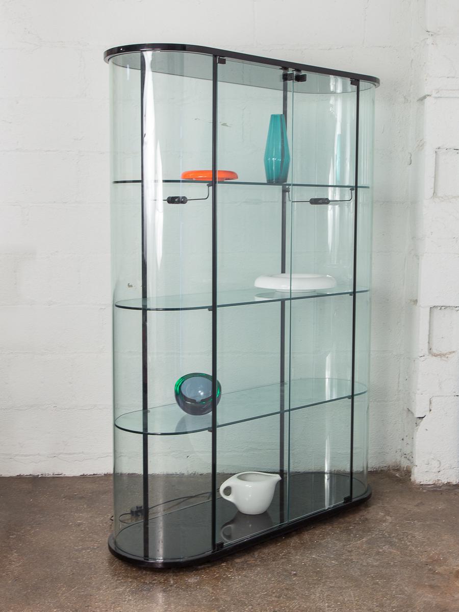 Erstaunliche Glasvitrine für die Pace Collection'S. Superschöner, hypermoderner Schrank aus den 1980er Jahren mit Doppeltüren und ebonisierten, abgerundeten Kanten. Sehr hohe Qualität der Produktion. Diese hohe Vitrine hat drei Glasböden, die
