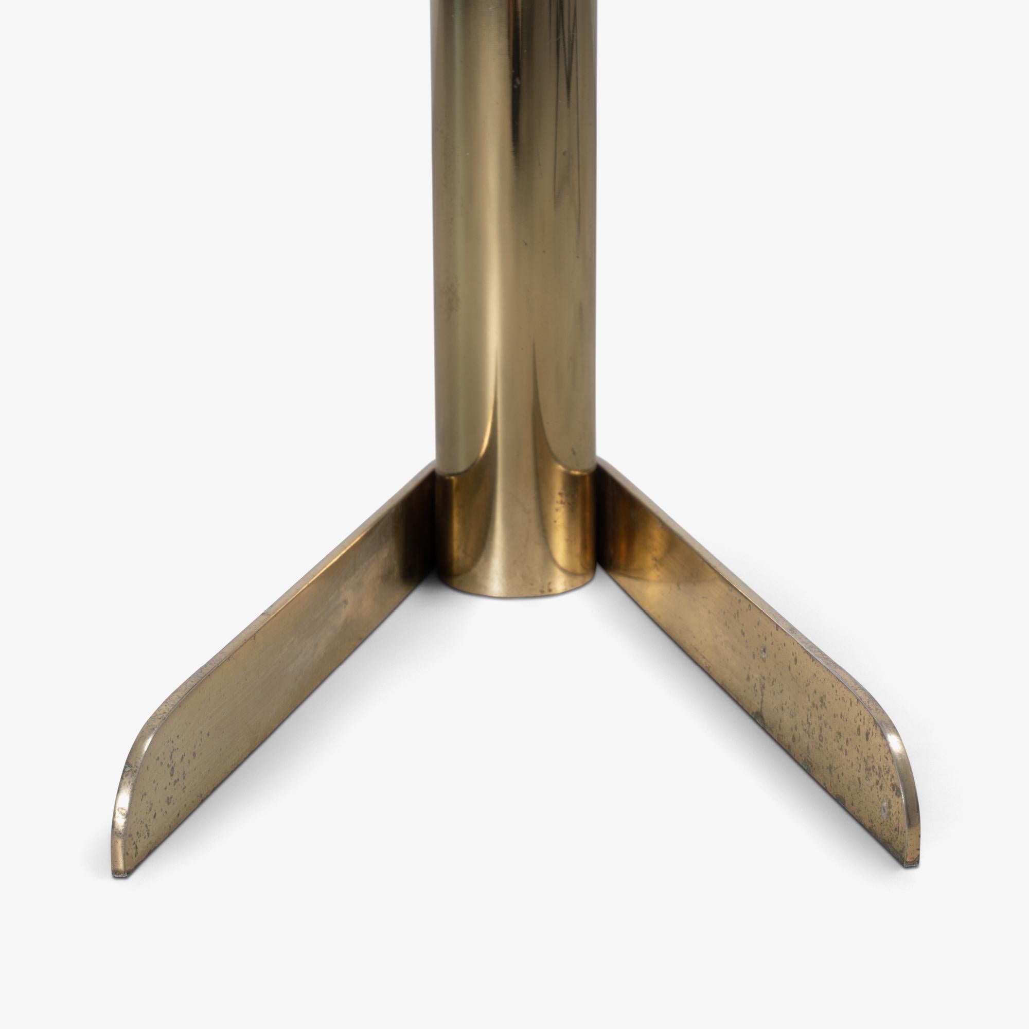 Table d'appoint Wedge de la The Collective Pace Collection par Leon Rosen en laiton et verre en vente 4