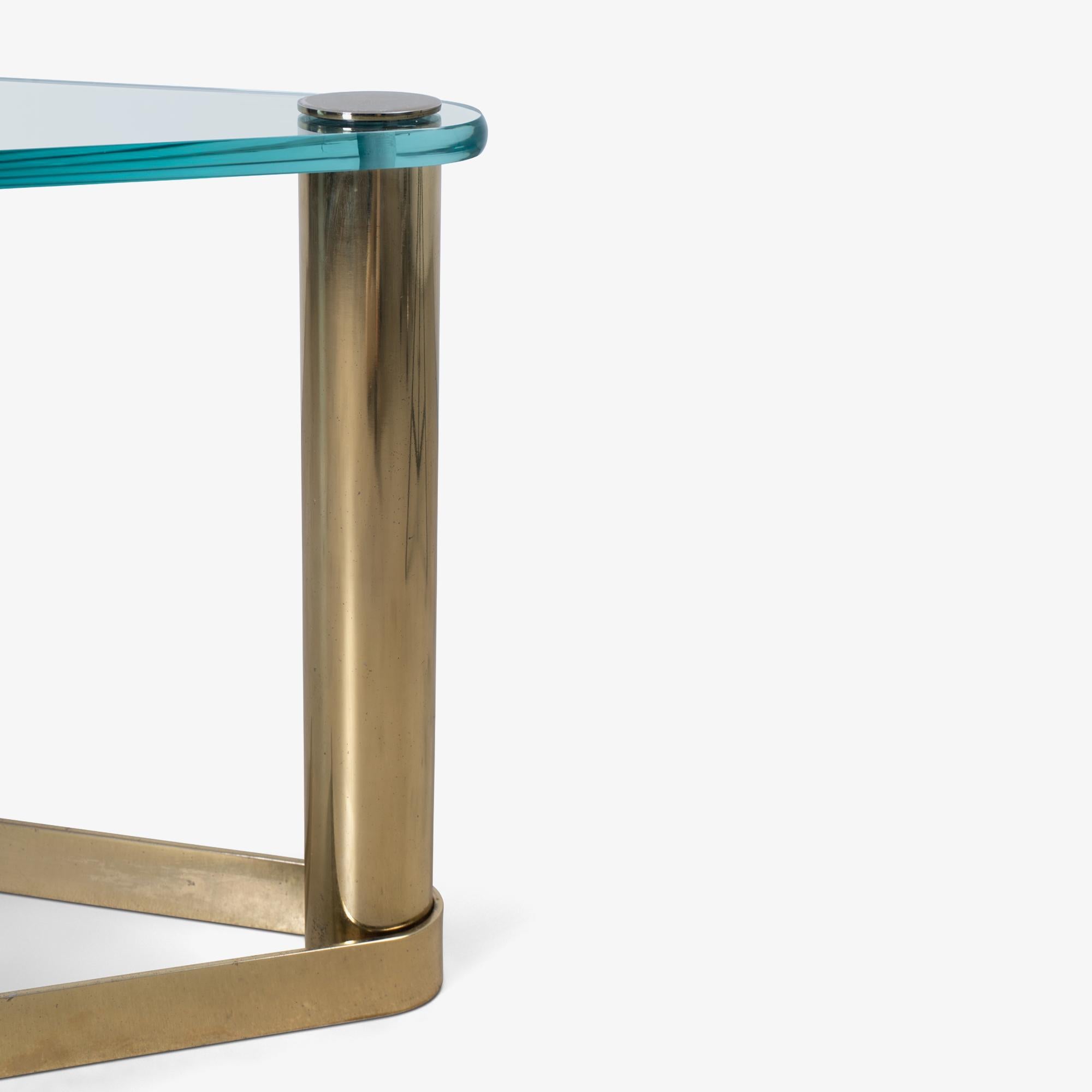Table d'appoint Wedge de la The Collective Pace Collection par Leon Rosen en laiton et verre en vente 5