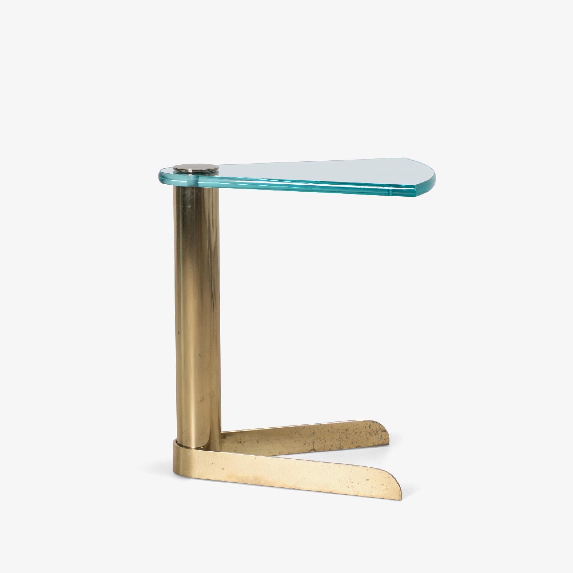 Américain Table d'appoint Wedge de la The Collective Pace Collection par Leon Rosen en laiton et verre en vente