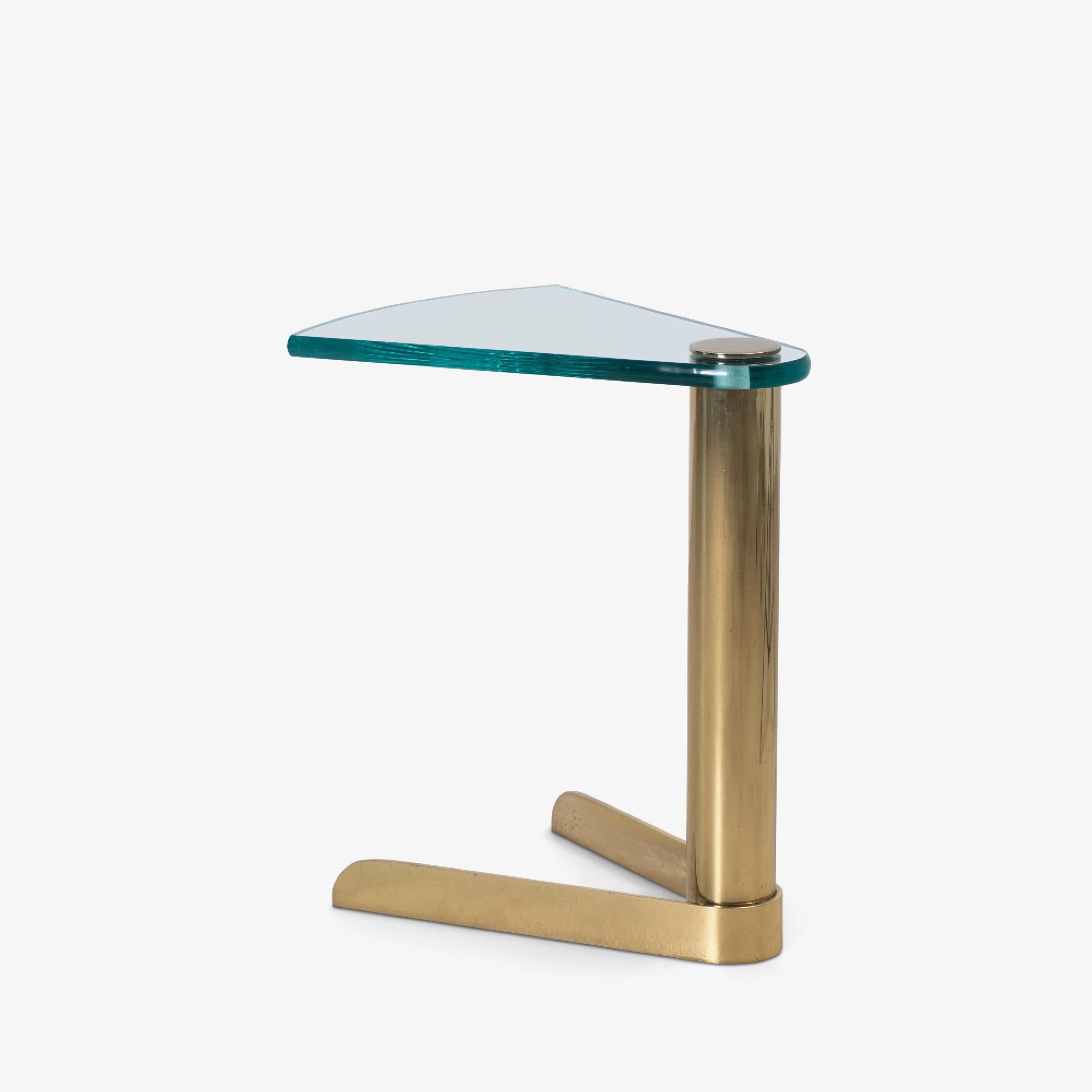 Table d'appoint Wedge de la The Collective Pace Collection par Leon Rosen en laiton et verre Bon état - En vente à Stamford, CT