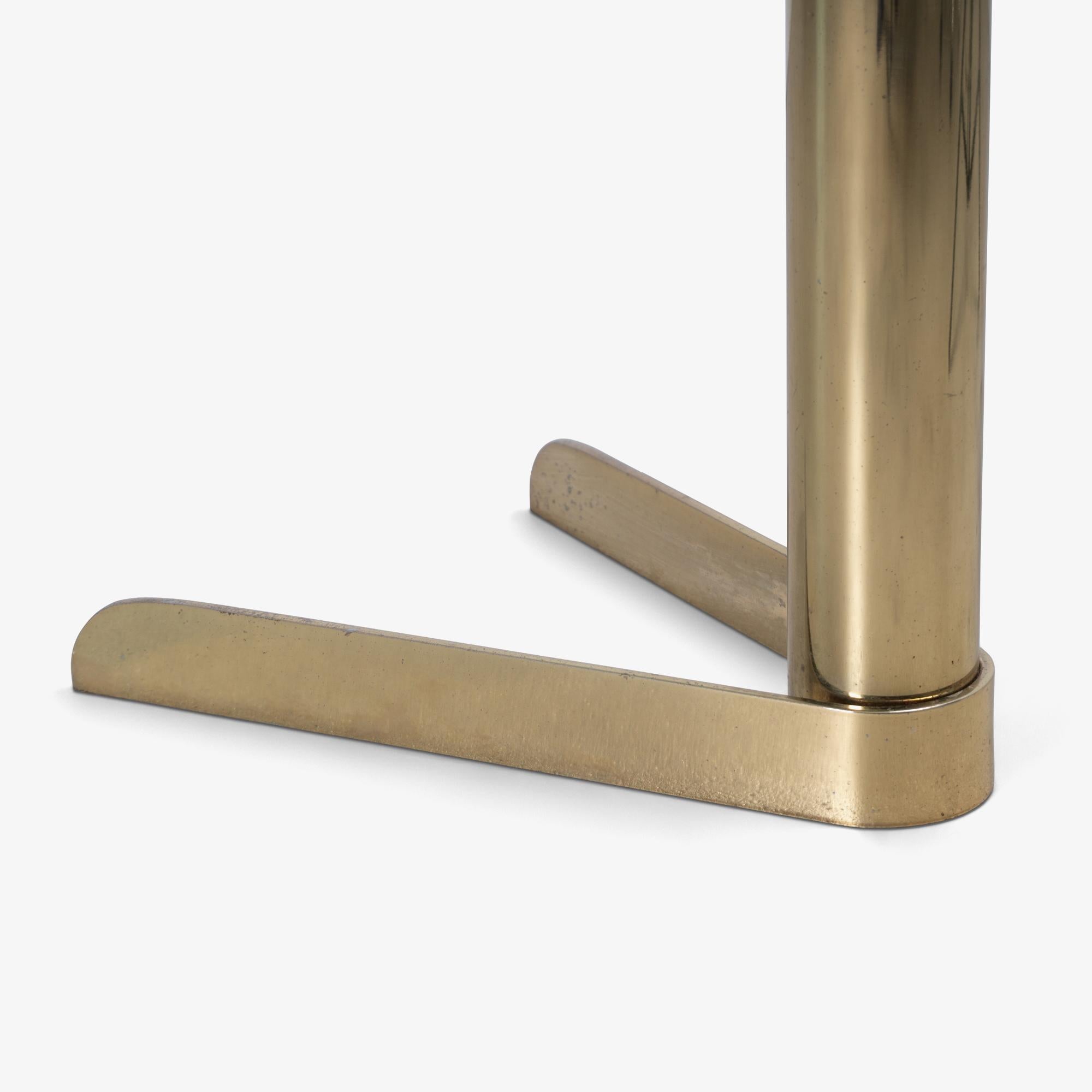Fin du 20e siècle Table d'appoint Wedge de la The Collective Pace Collection par Leon Rosen en laiton et verre en vente