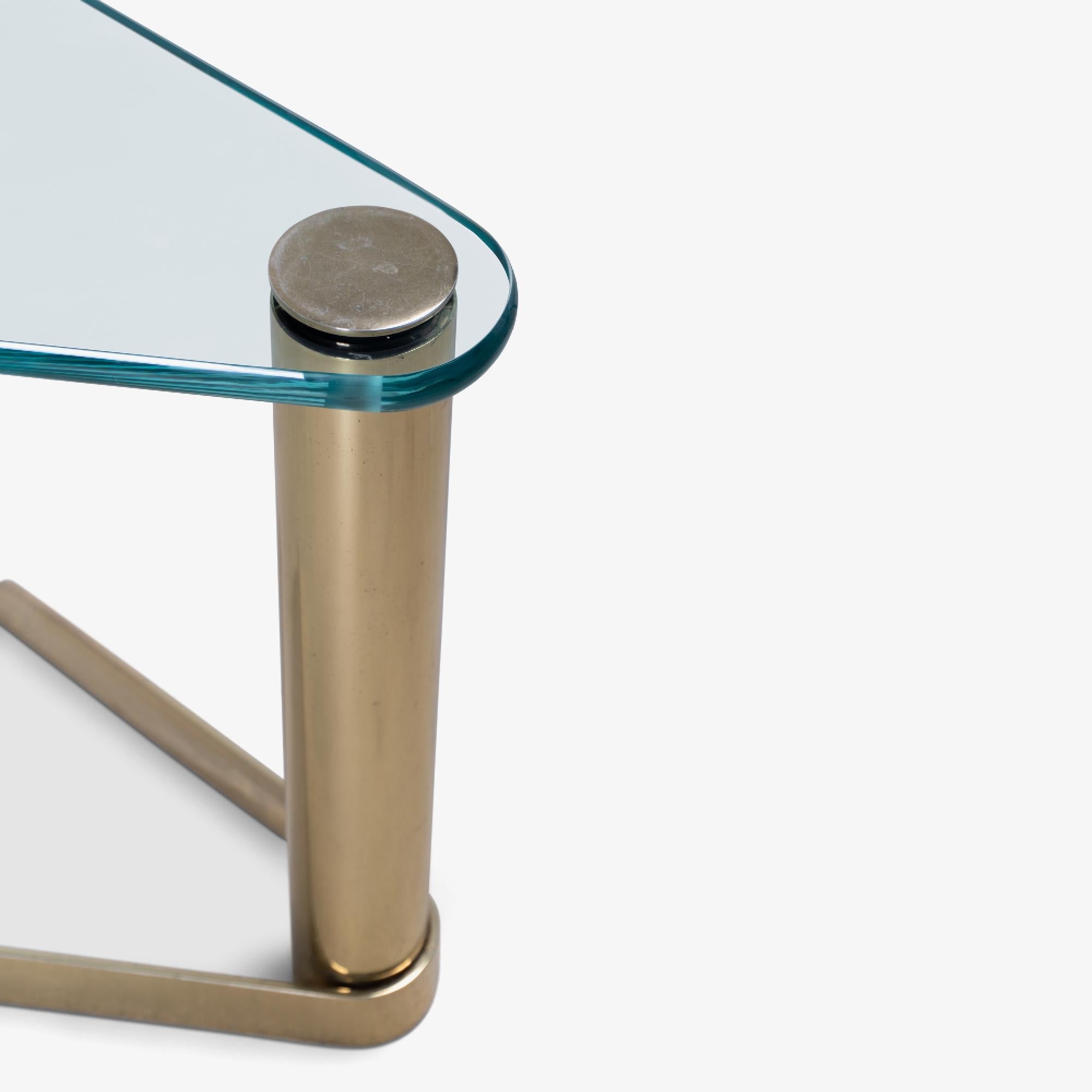 Métal Table d'appoint Wedge de la The Collective Pace Collection par Leon Rosen en laiton et verre en vente