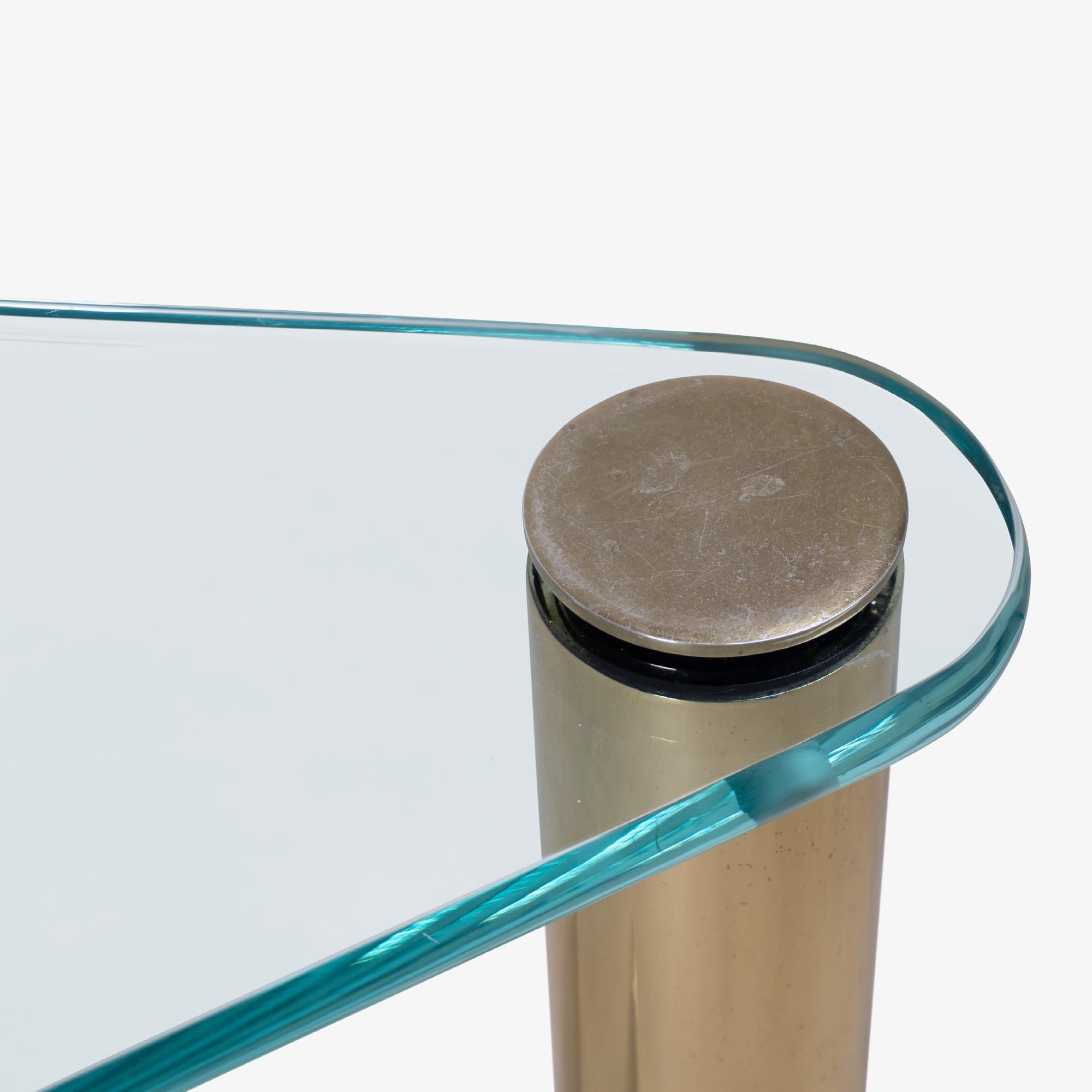 Table d'appoint Wedge de la The Collective Pace Collection par Leon Rosen en laiton et verre en vente 2