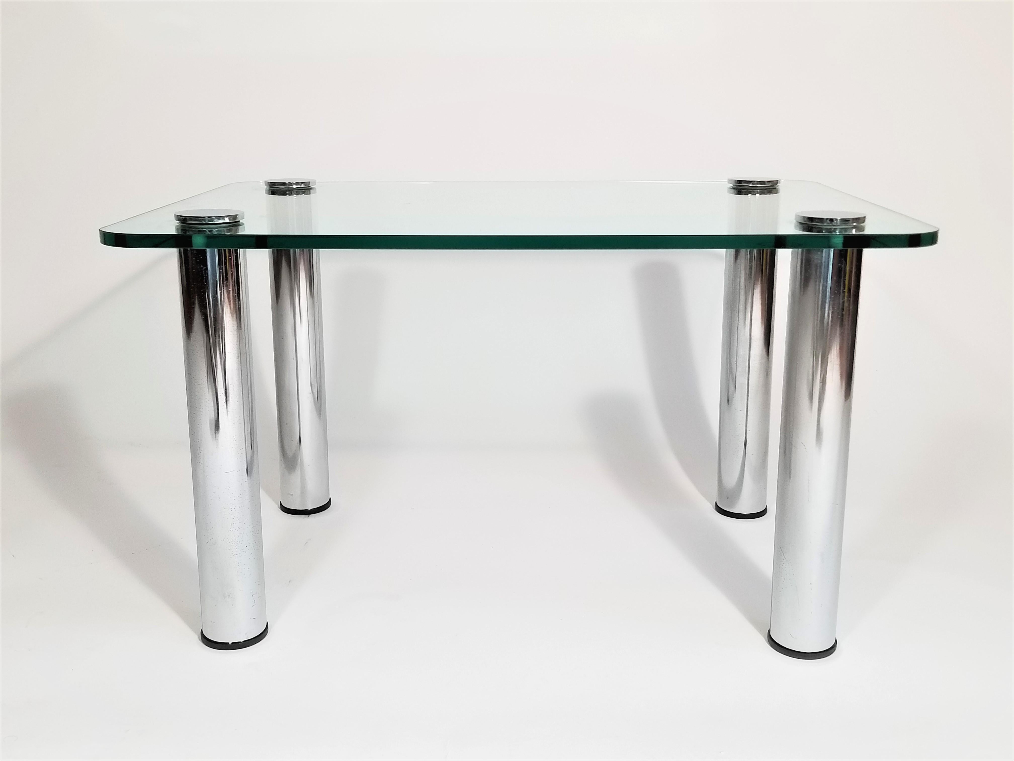 1970s-1980s glass and chrome pace table. Chromed steel cylinder legs. Glass has rounded edges 0.5 inches thick. This is an ideal end table or petit coffee / cocktail table.
Complimentary Delivery can be arranged for this piece in NYC and