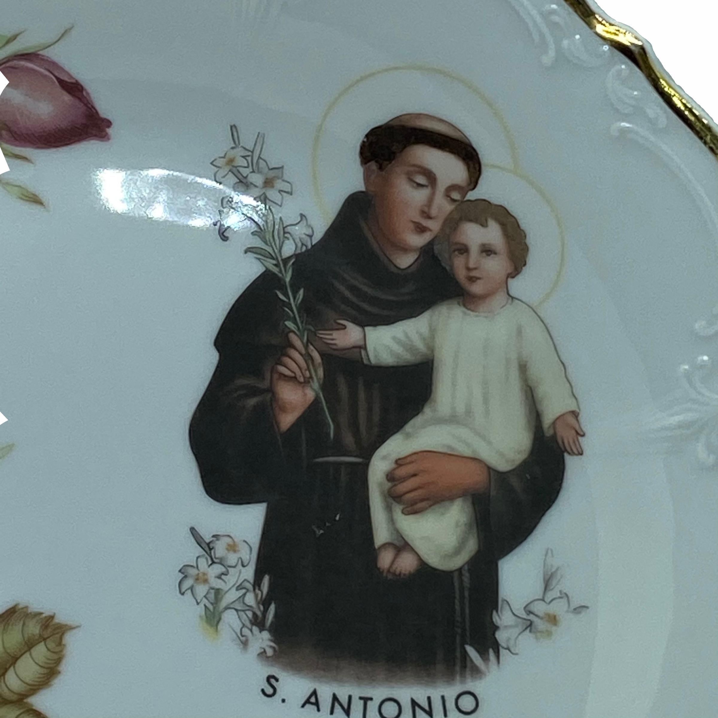 This beautiful plate was made by Tirschenreuth Bavaria, Germany for the Italian market. It is marked at the back with manufactory sign. It shows the holy S. Antonio, with the Italian words for 