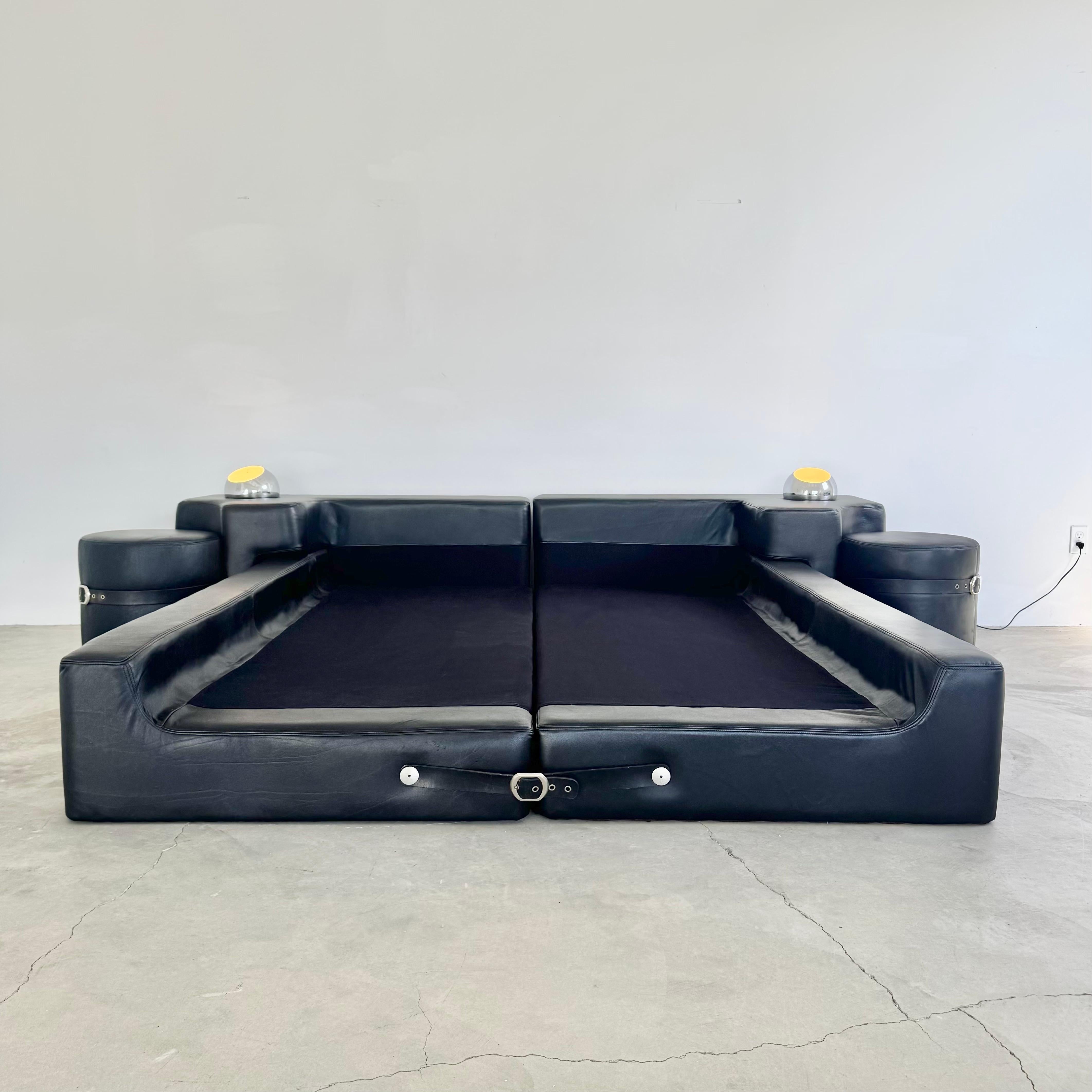 Lit à deux places en cuir de Guido Faleschini pour Mariani/Pace. Fabriqué dans les années 1970 en Italie. Comprend deux ottomans intégrés. L'ensemble est minutieusement enveloppé dans du cuir noir neuf. Le pied du lit et les deux tabourets sont