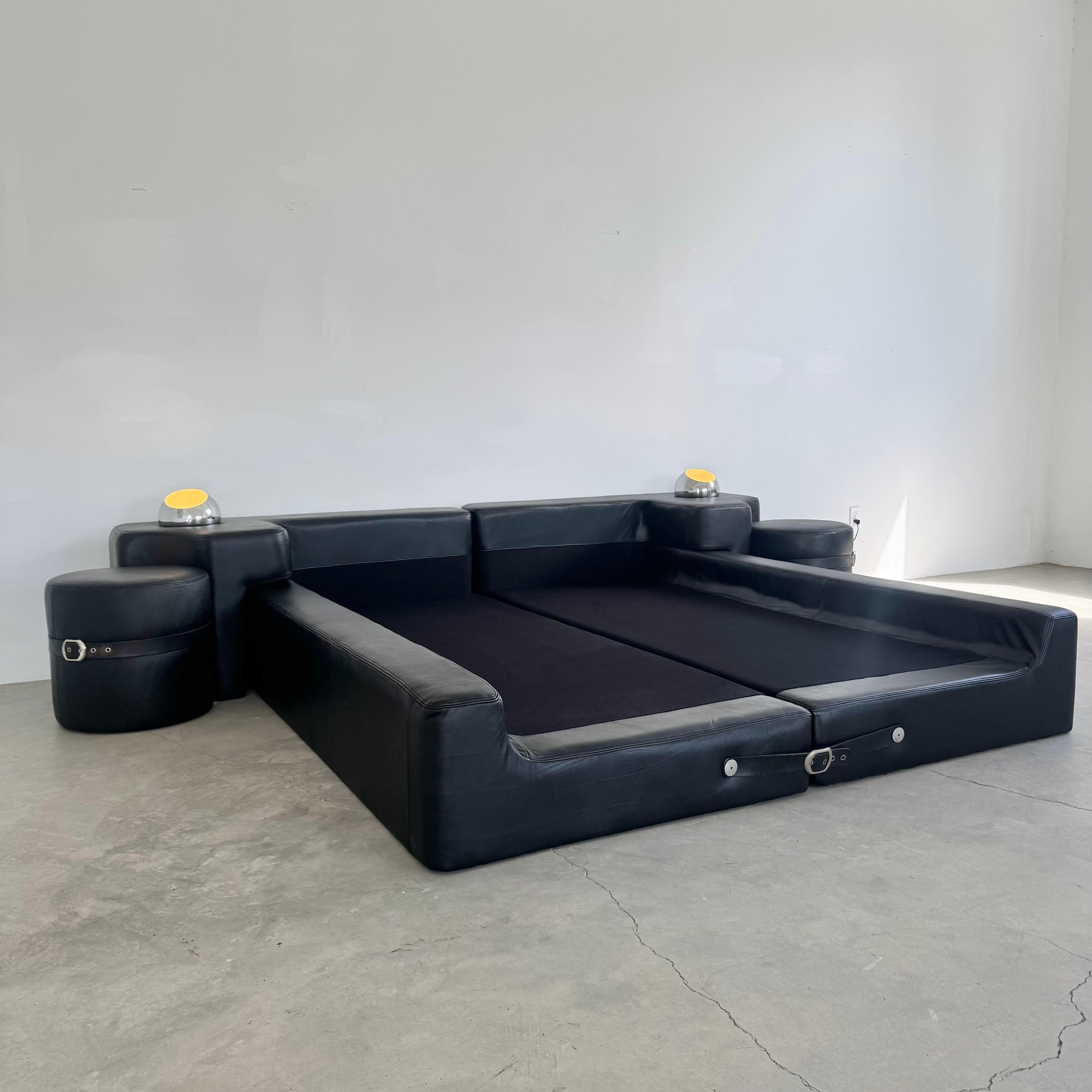 Fin du 20e siècle Pace Leather Queen Bed by Guido Faleschini, 1970 Italie en vente