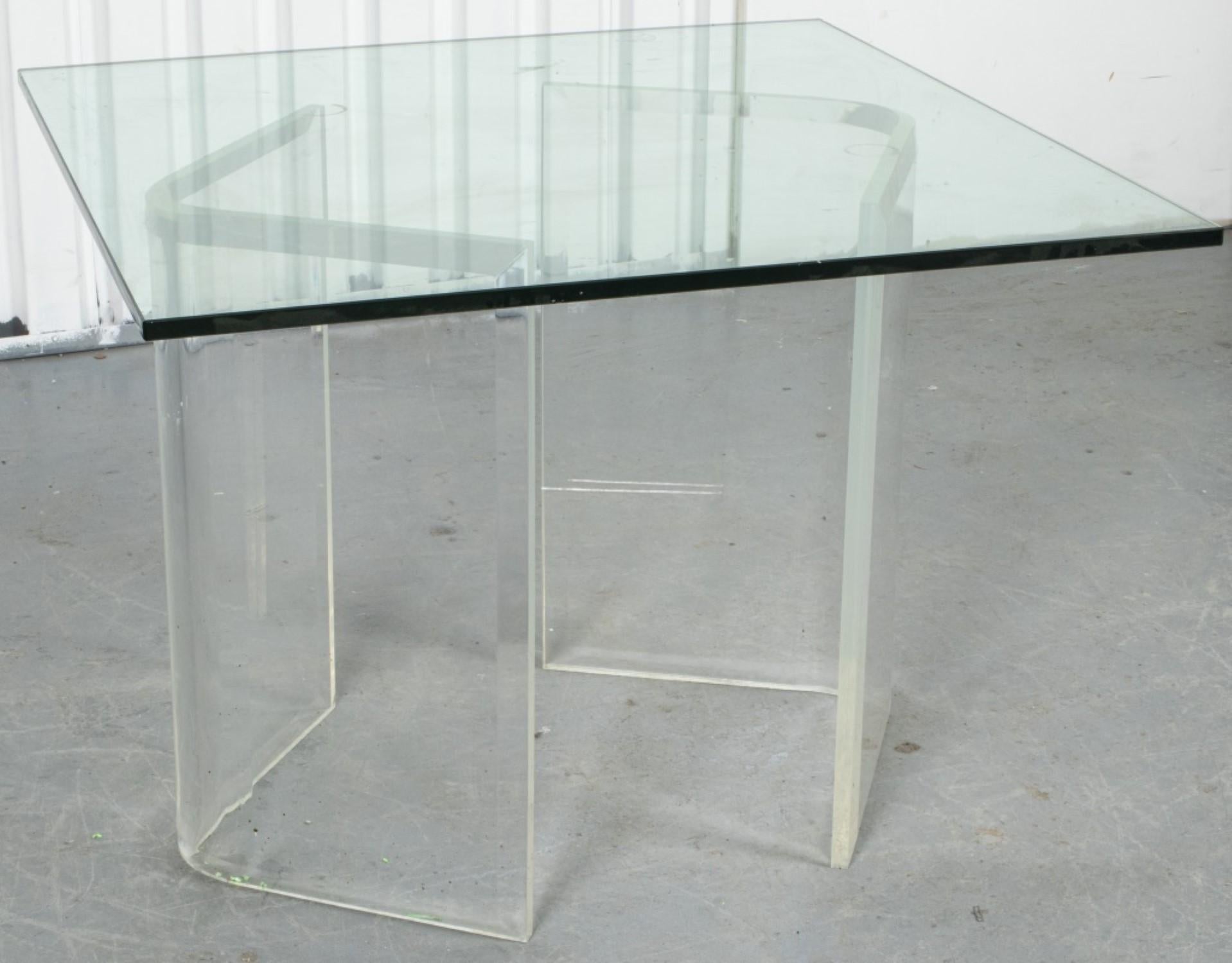 Table de salle à manger moderne, le plateau carré en verre reposant sur deux supports incurvés en lucite en forme de L, à la manière de Pace.

29,5