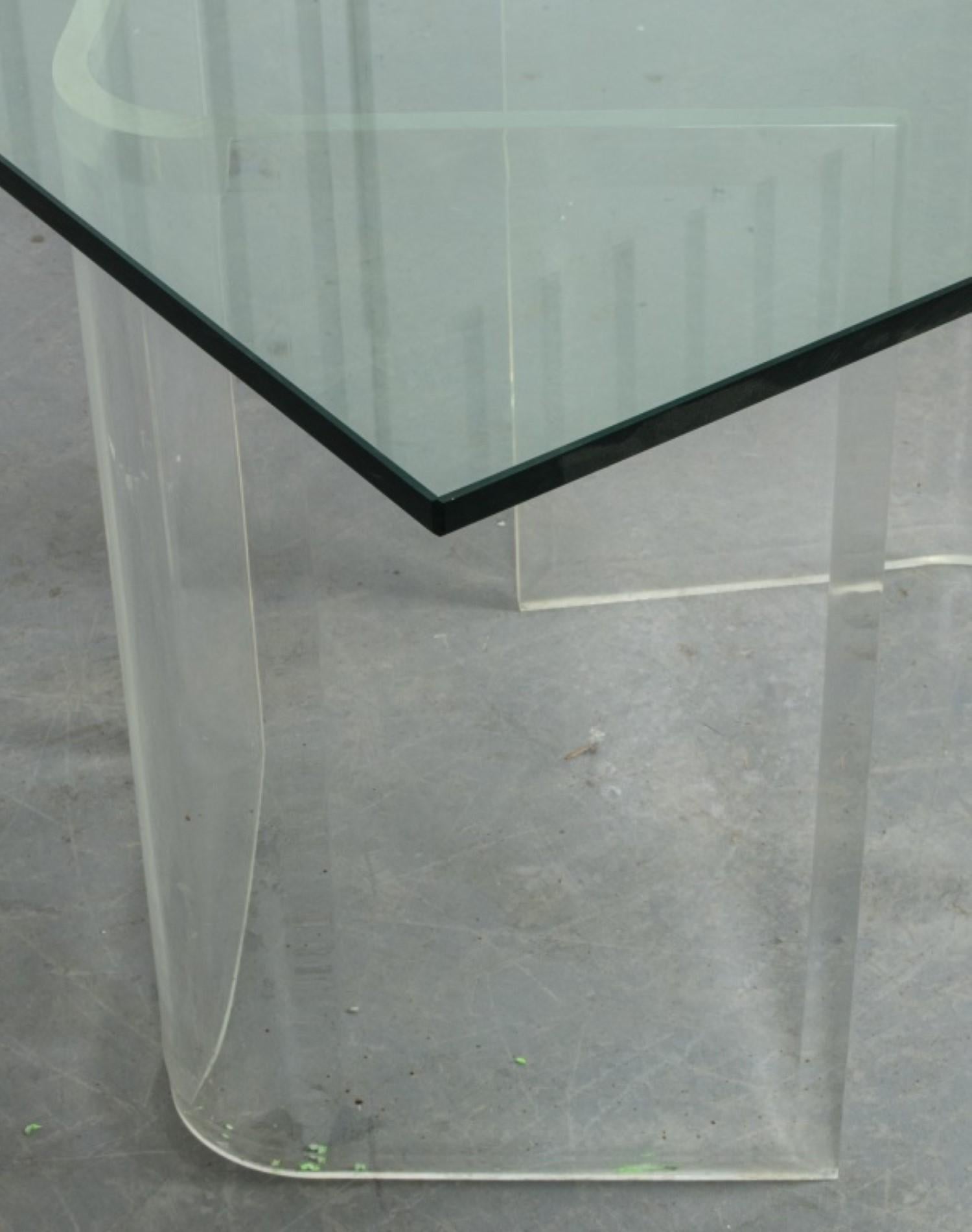 Européen Table de salle à manger moderne en verre et lucite style Pace en vente