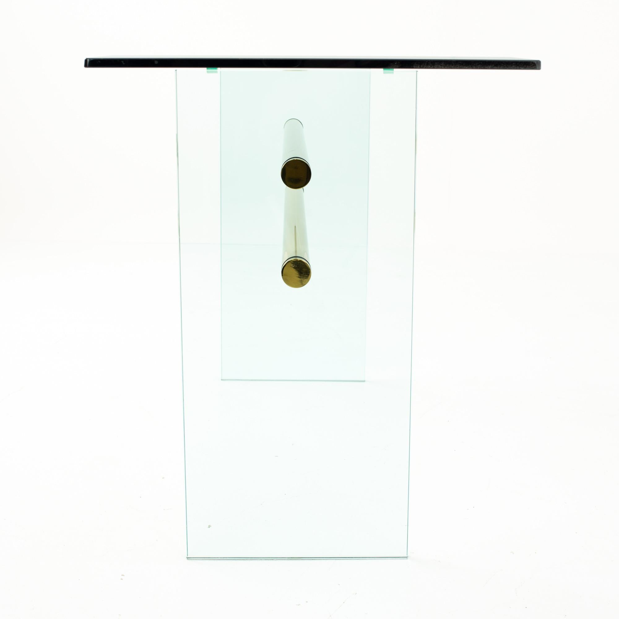 Laiton Table basse en laiton et verre Pace mi-siècle en vente