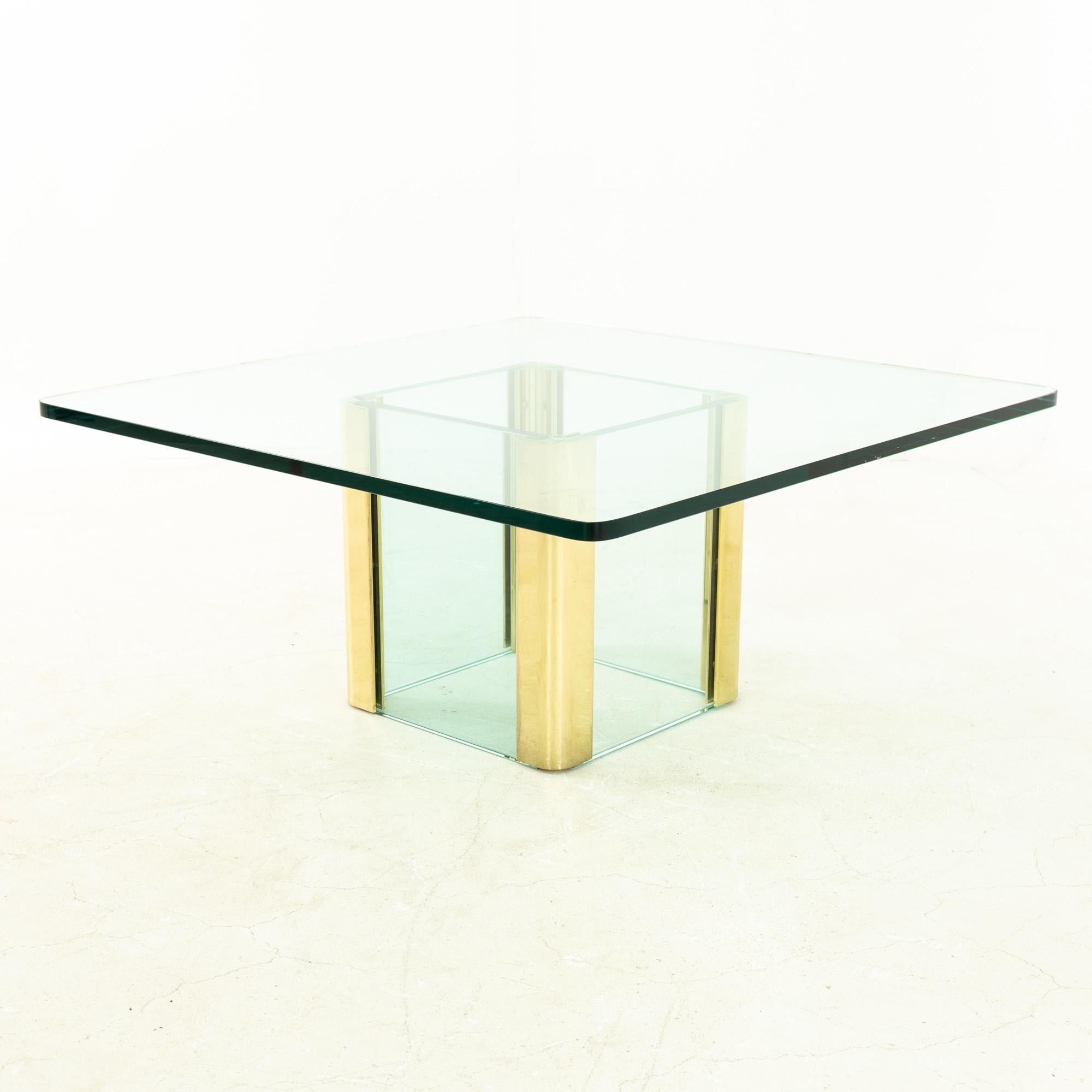 Mid-Century Modern Table basse Pace mi-siècle en laiton et verre avec base à piédestal en vente