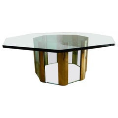 Mesa baja octogonal Pace de latón y cristal con tapa de cristal