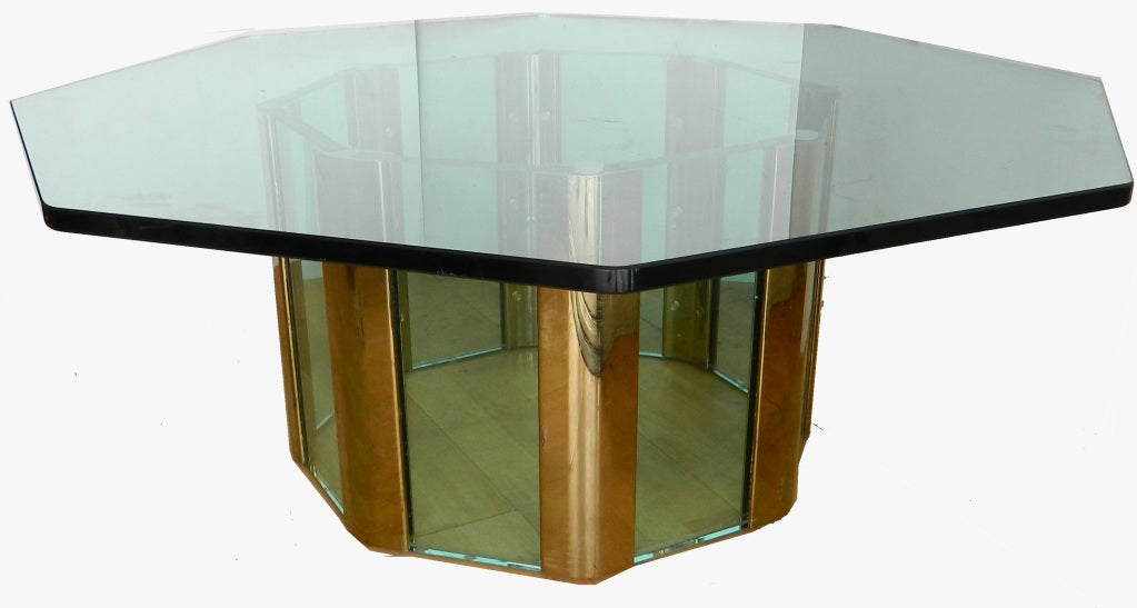 Achteckiger Mid-Century Modern Glas- und Messing-Couchtisch Schwere Glasplatte (amerikanisch) im Angebot