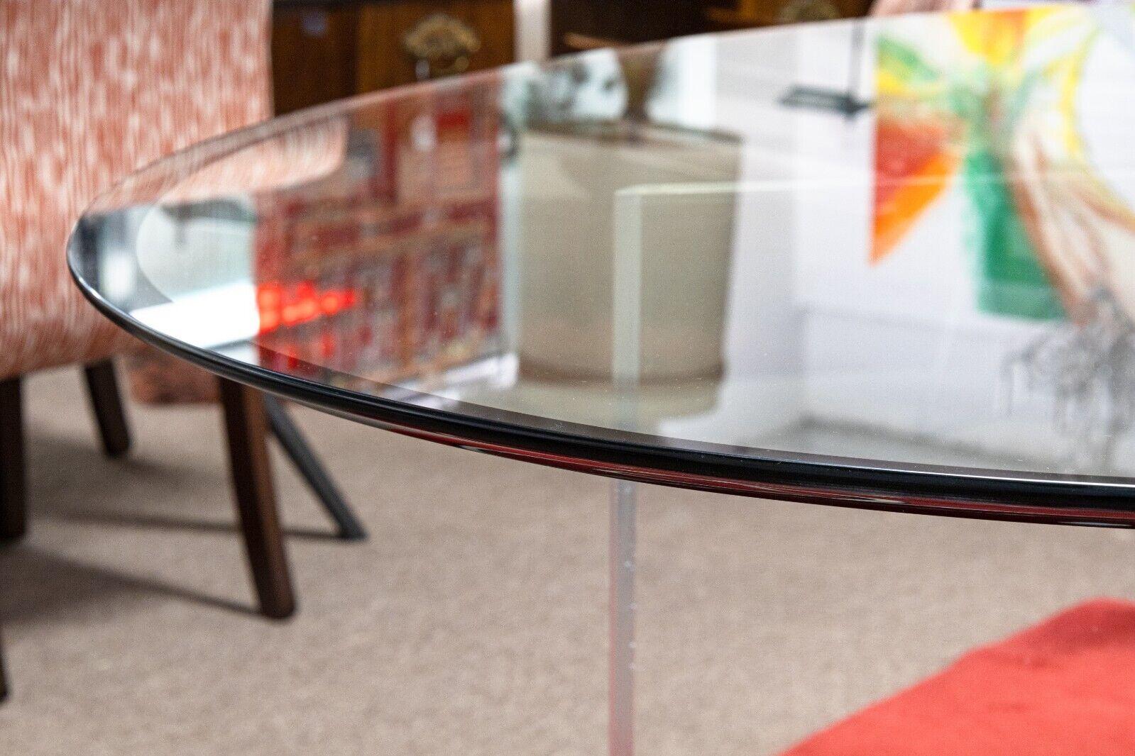 Pace Table de salle à manger ovale en verre et lucite Contemporary Modernity en vente 2