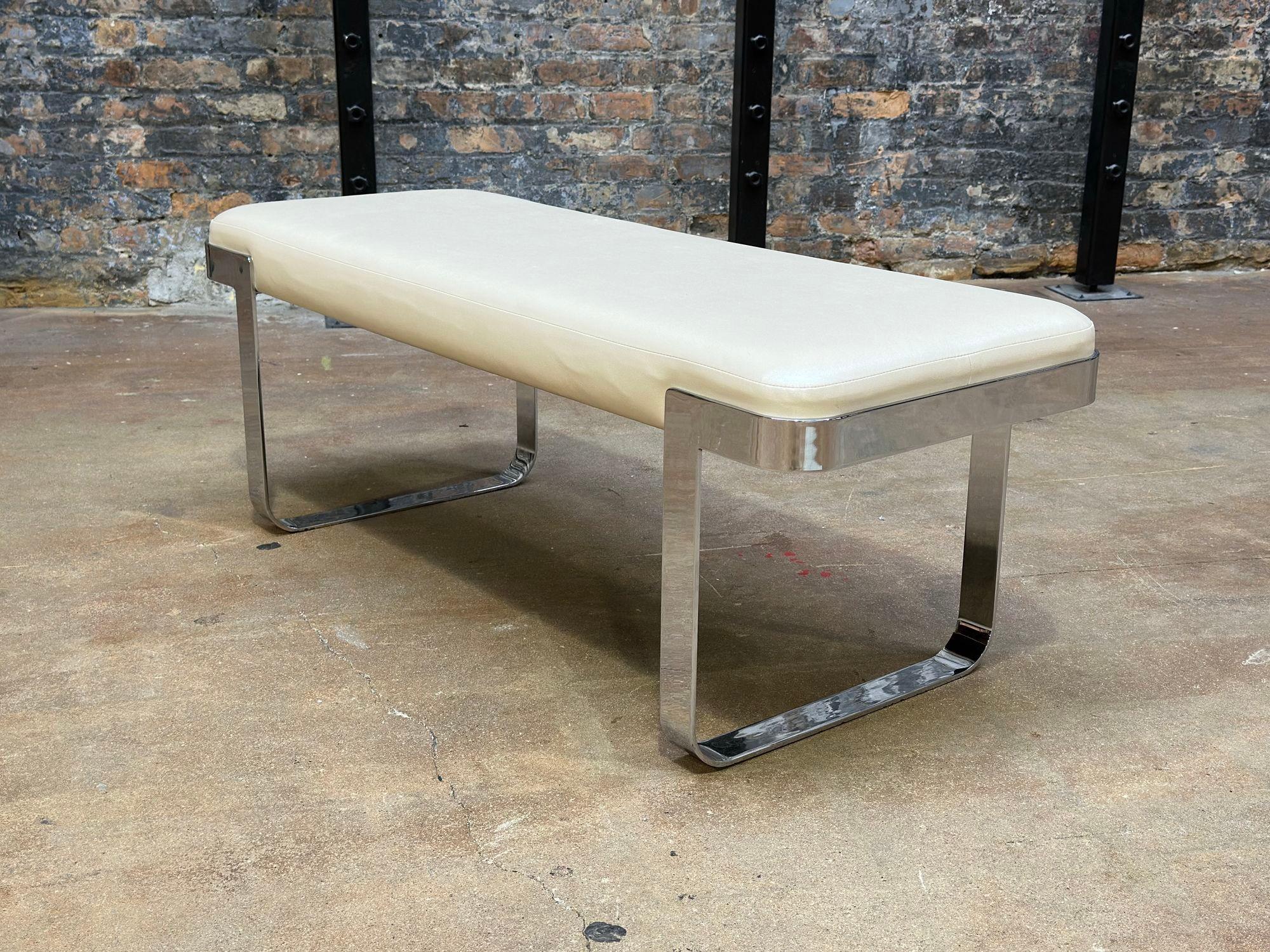 Banc Pace en acier inoxydable et cuir, 1970. Original en cuir blanc.
Mesure 49