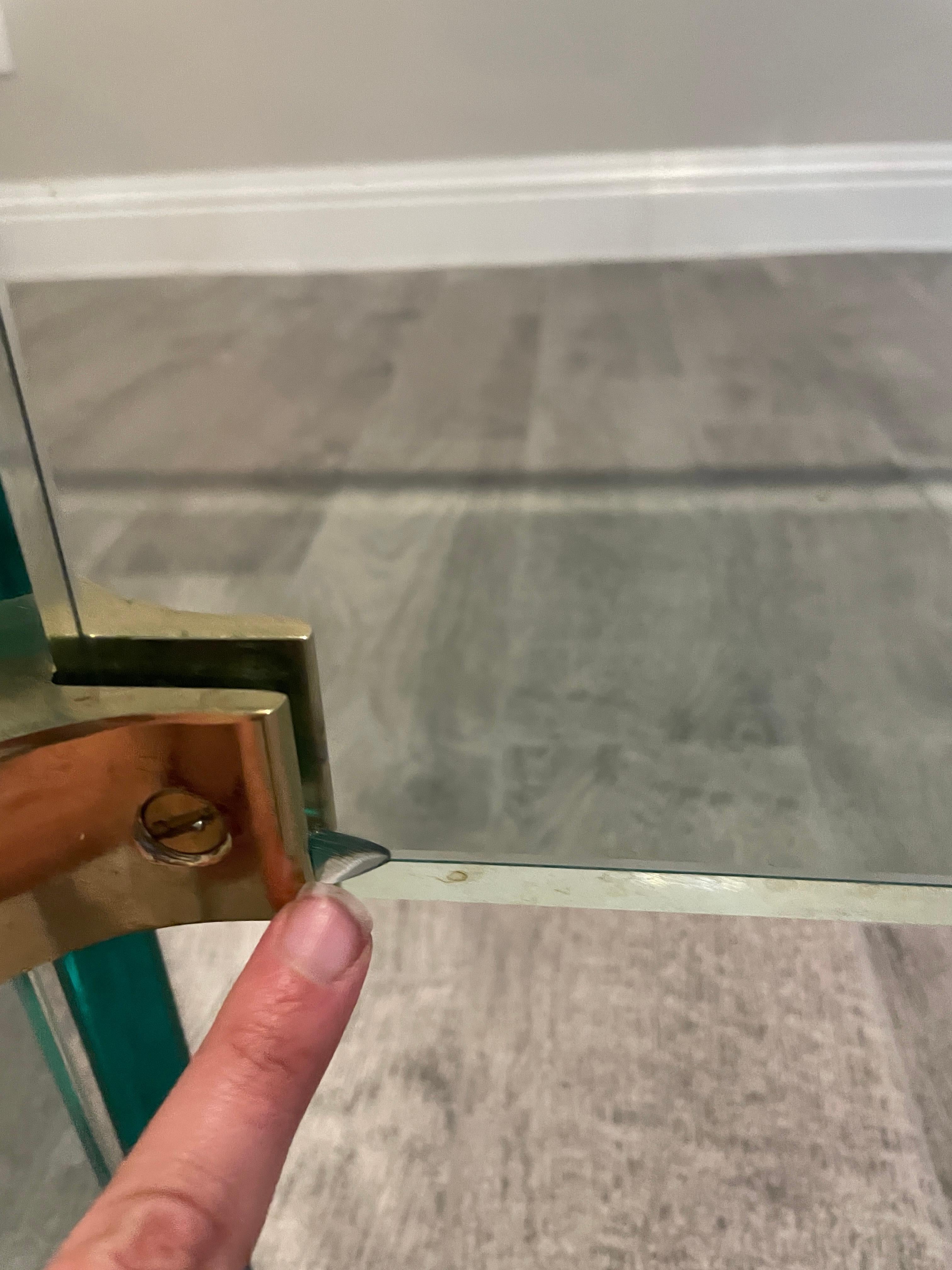 Mesa de comedor de cristal y latón estilo Pace en venta 1