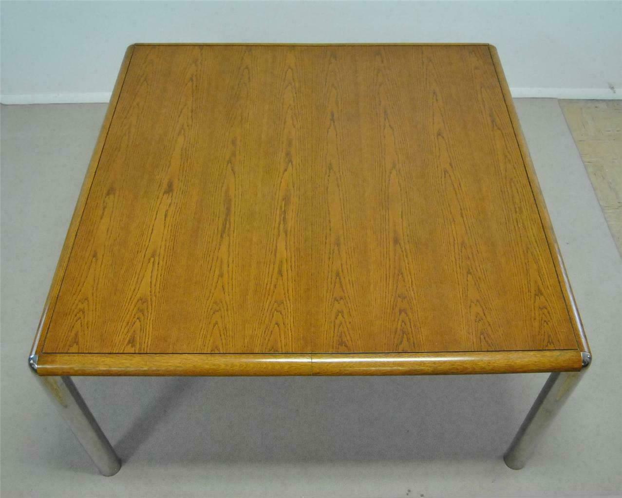 Ein klassischer Esstisch aus der Mitte des Jahrhunderts. Die Tabelle ist identisch mit einer Pace-Style-Tabelle, aber es gibt kein Fertigungsetikett, das dies unterstützt. Die Tischplatte ist aus Eiche und wird an jeder Ecke von verchromten