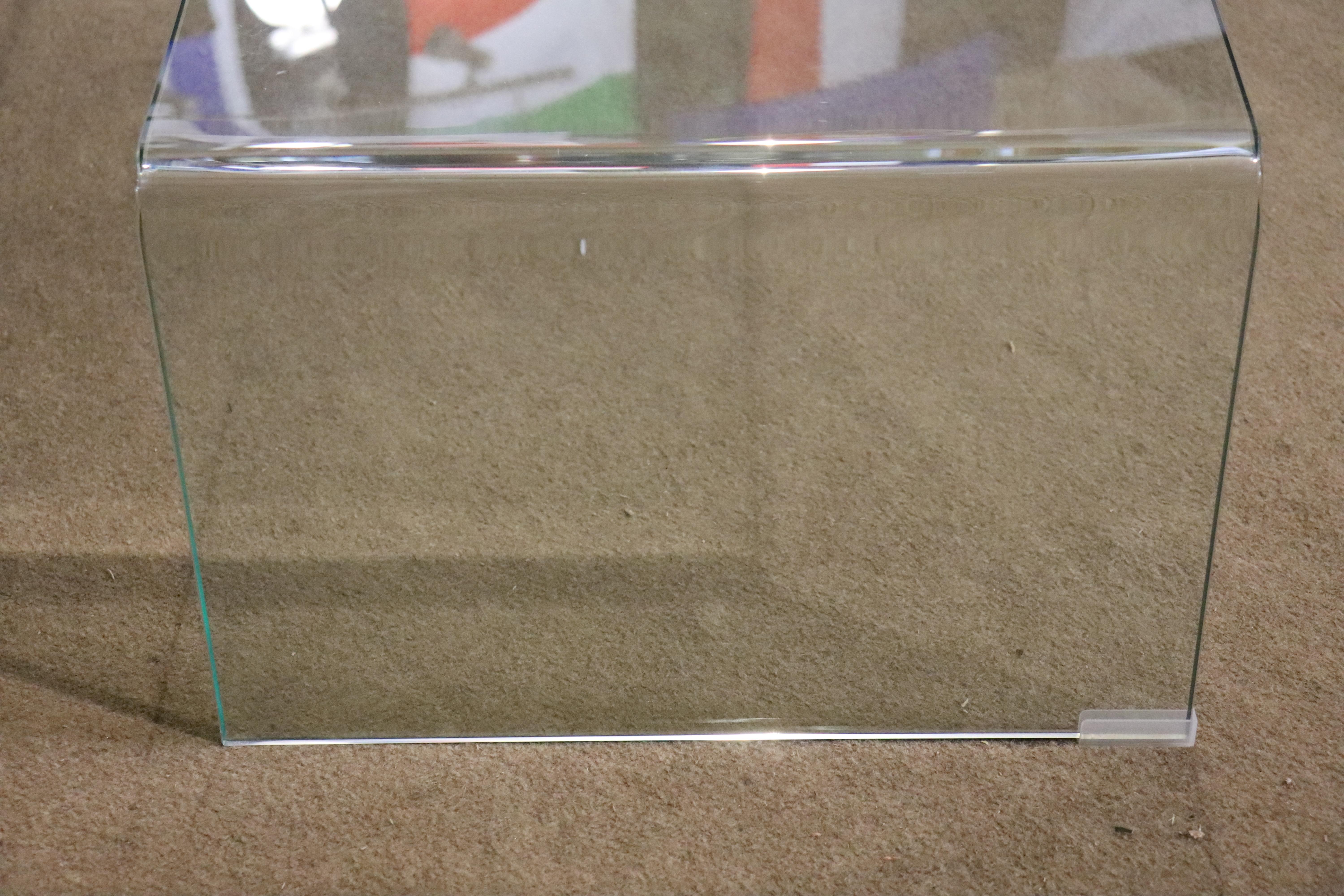 Table basse simple en verre transparent de style cascade. Design/One élégant qui met en valeur votre sol ou votre moquette.
Veuillez confirmer le lieu NY ou NJ