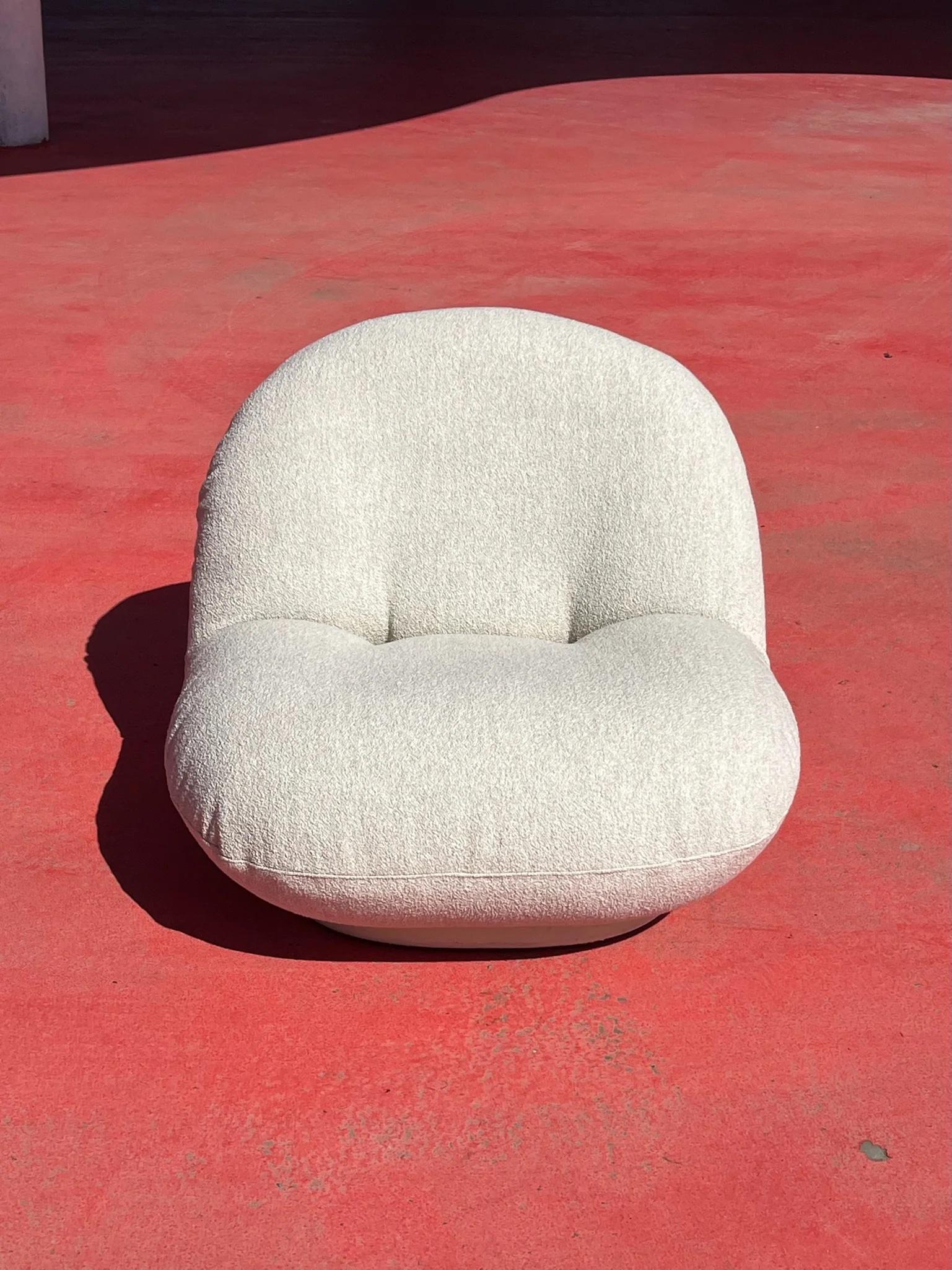 An iconic piece of design by Pierre Paulin, designed in 1975. Produced and labeled by Edition Mobilier International in 1981. The chair has been upholstered with Aristide Teddy in Offwhite.

Pierre Paulin enrolled in the École Camondo design school