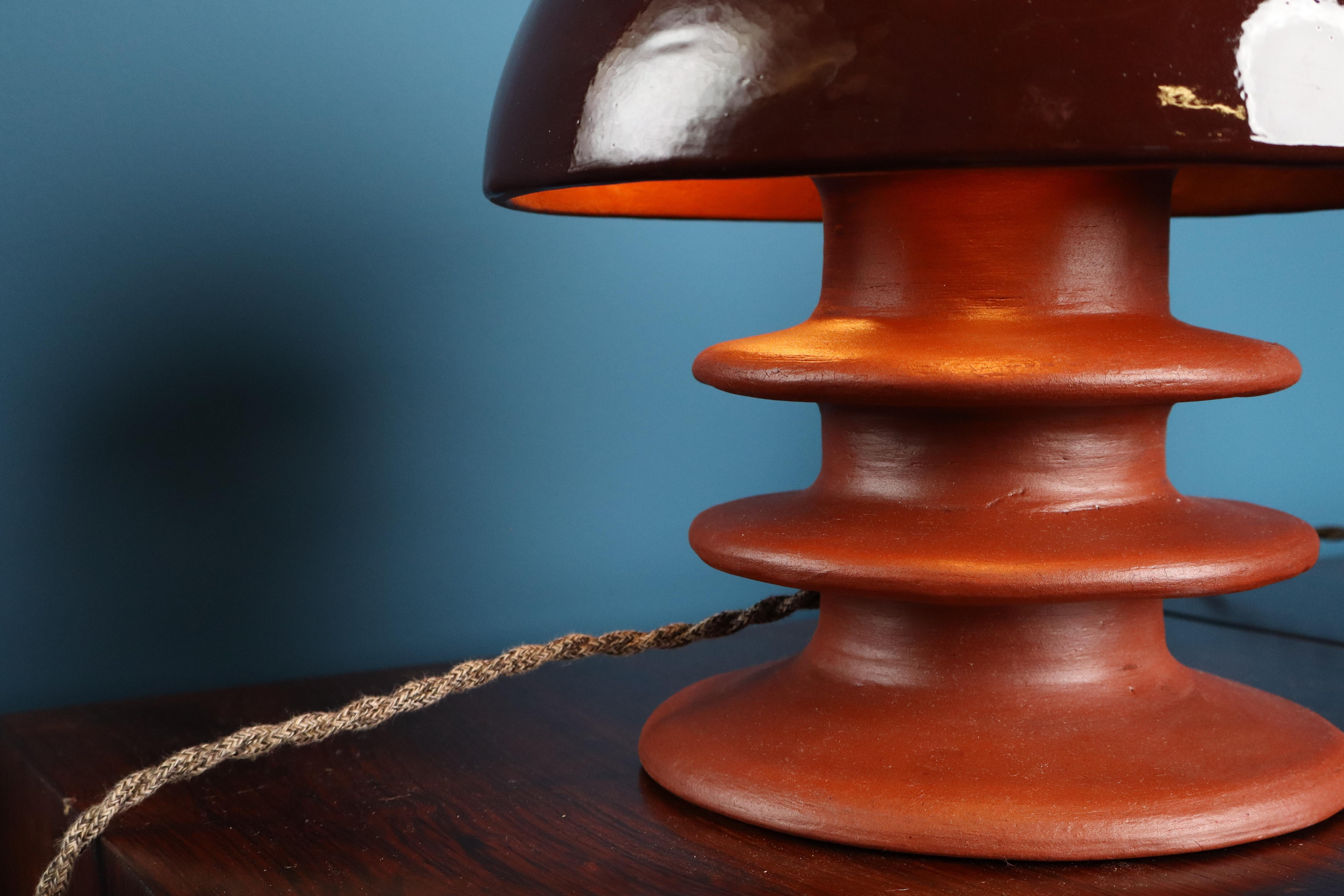 Cette élégante lampe de table de la collection Pachamama de Mariela Ceramica est dotée d'un abat-jour en céramique formé à la main, fabriqué en Belgique et recouvert d'une glaçure tonale naturelle. La pièce évoque une présence calme et organique. Sa