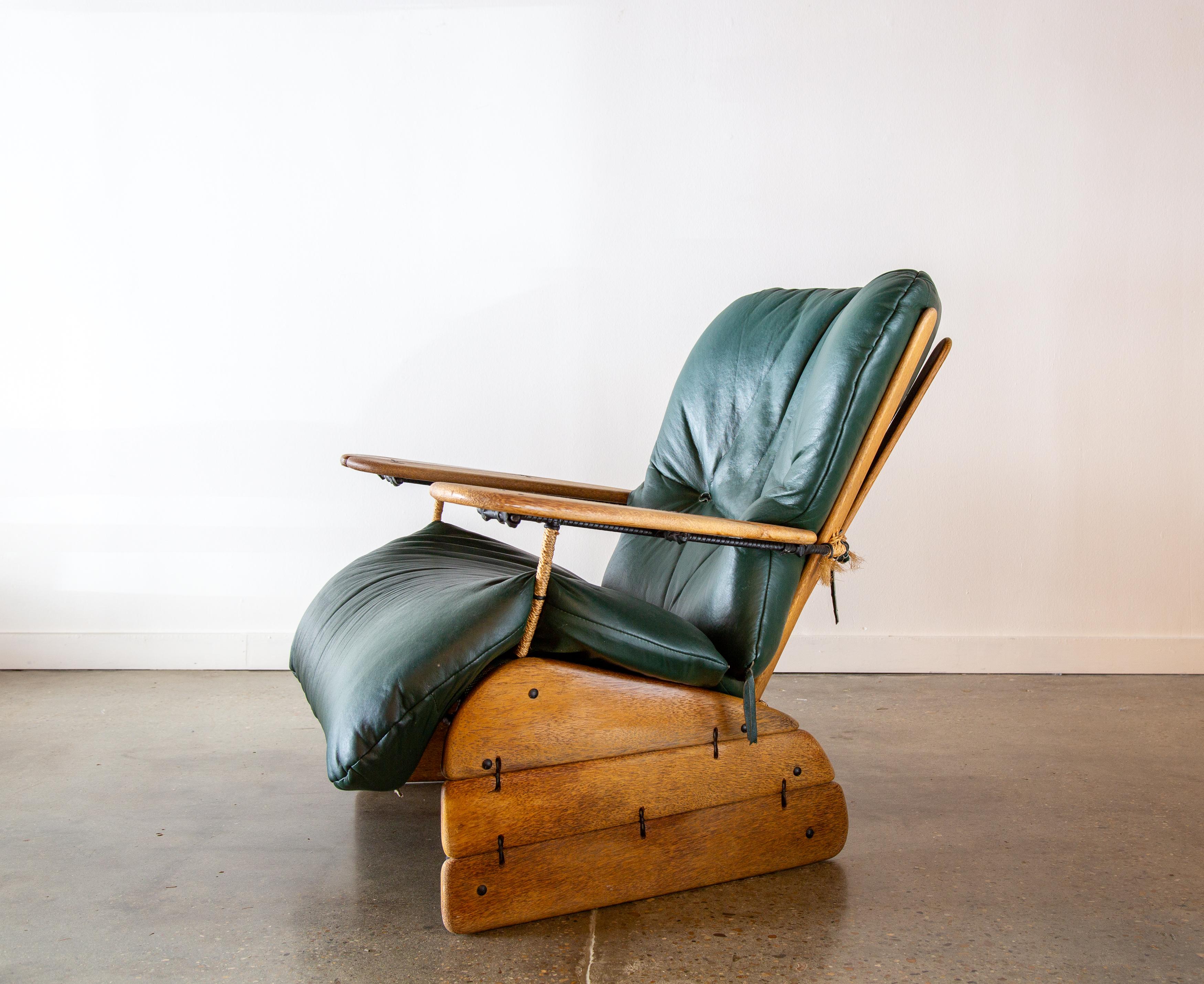 Une étonnante chaise Havana de la Pacific Green Furniture Company, vers le début des années 2000. De superbes vibrations tropicales et côtières modernes. Les accoudoirs exagérés sont parfaits pour poser un verre ou un livre. Le dossier à lattes