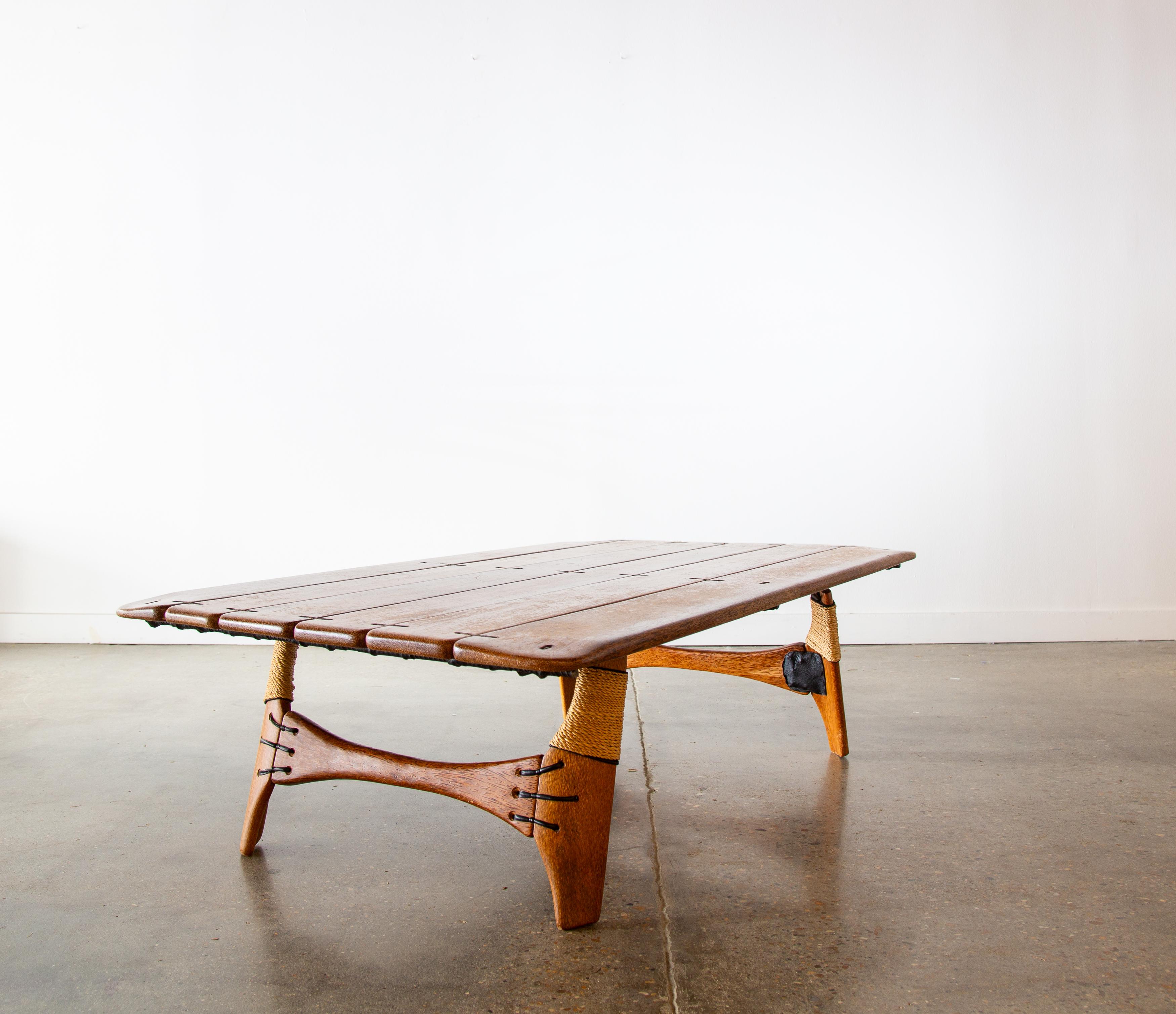 Remarquable table basse Navajo vert Pacifique, vers le début des années 2000. De superbes vibrations tropicales et côtières modernes. 

Fabriqué en bois de palmier, jute, fer et couture en cuir. Le bois de palme est récolté sur des palmiers non