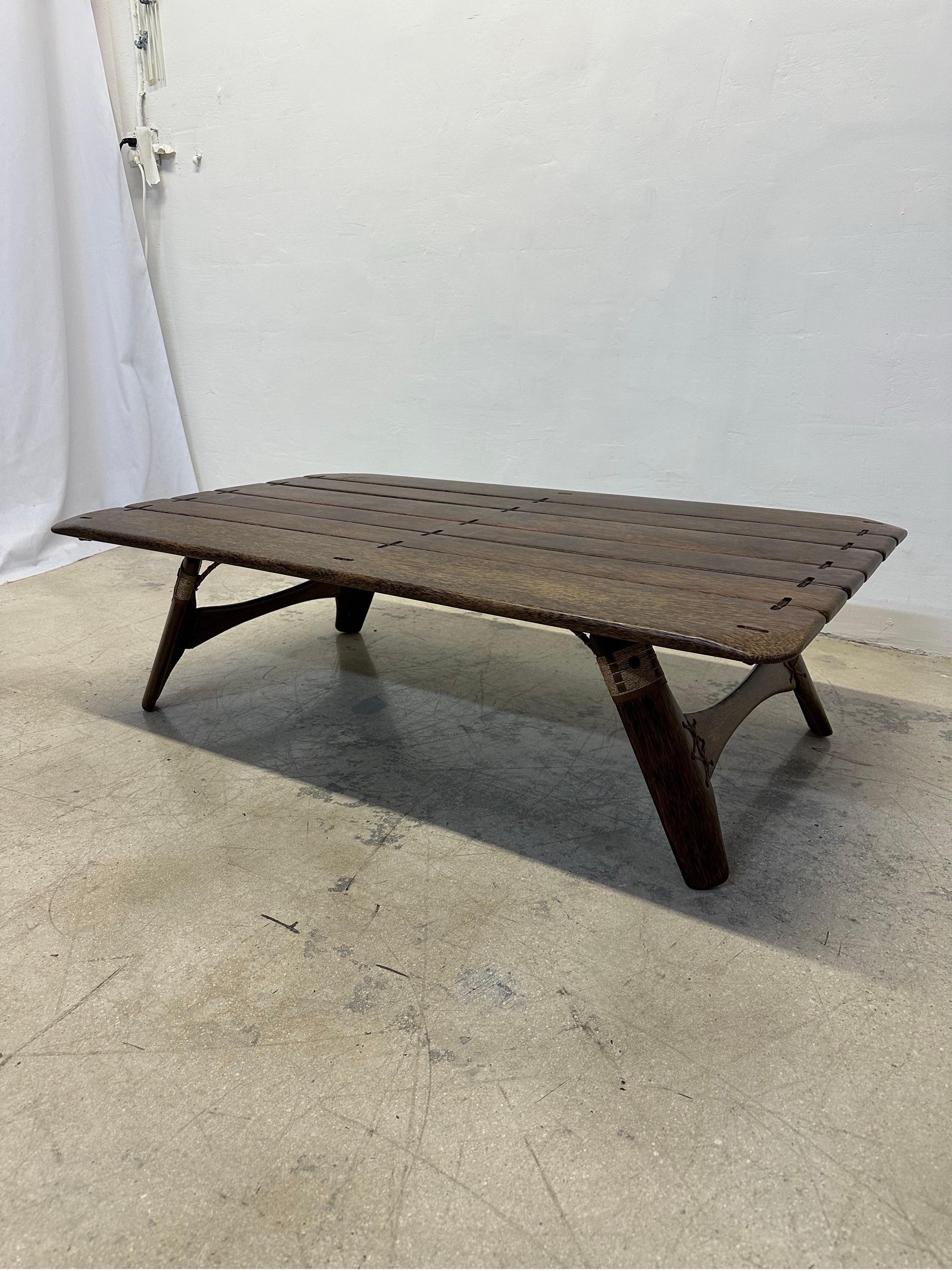 Organique Table basse rectangulaire en palmier et cuir de Pacific Green Navajo en vente
