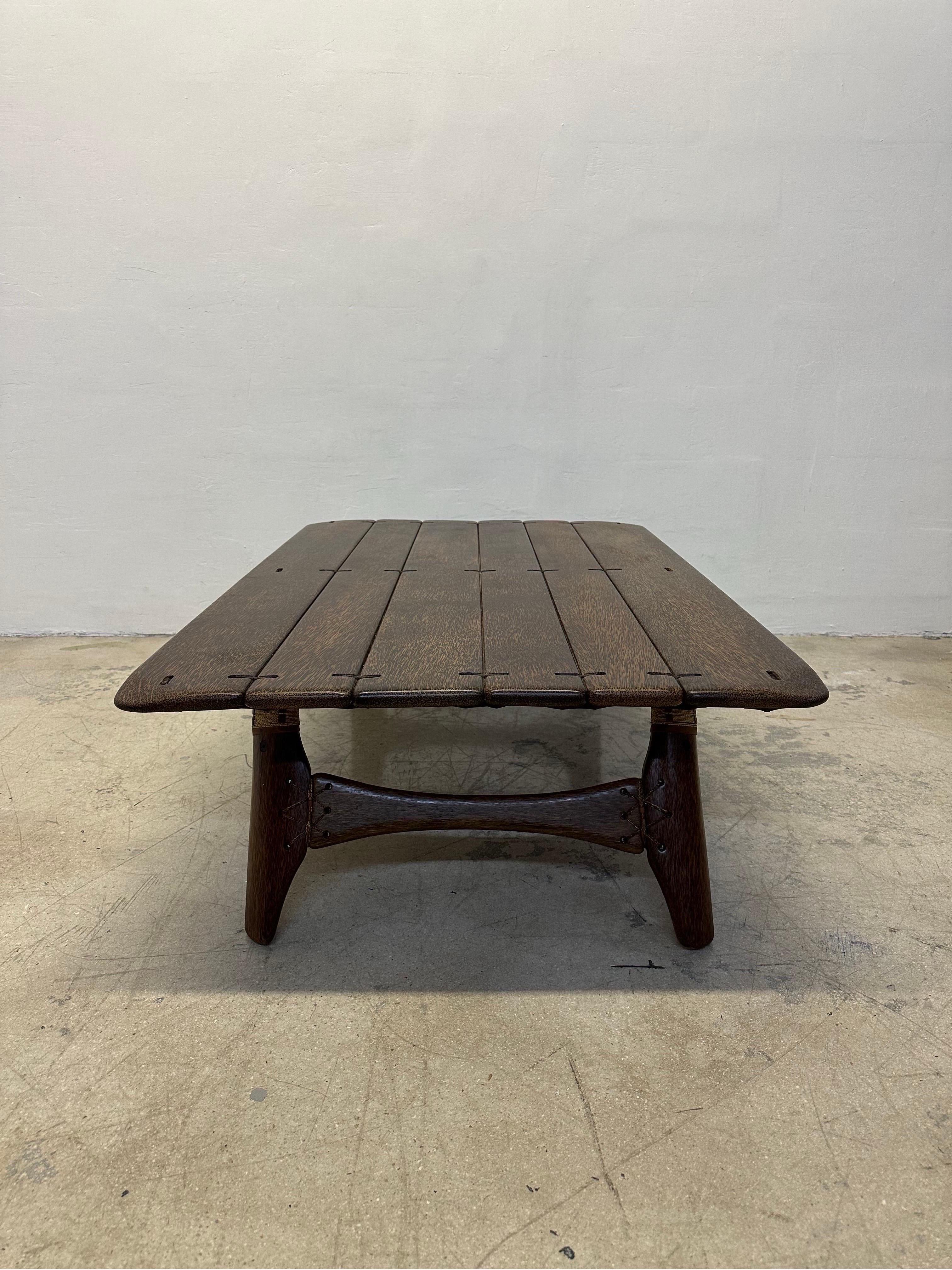 XXIe siècle et contemporain Table basse rectangulaire en palmier et cuir de Pacific Green Navajo en vente