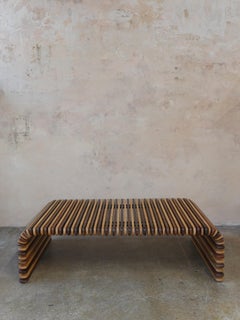 Table basse cascade en bois de palmier vert du Pacifique