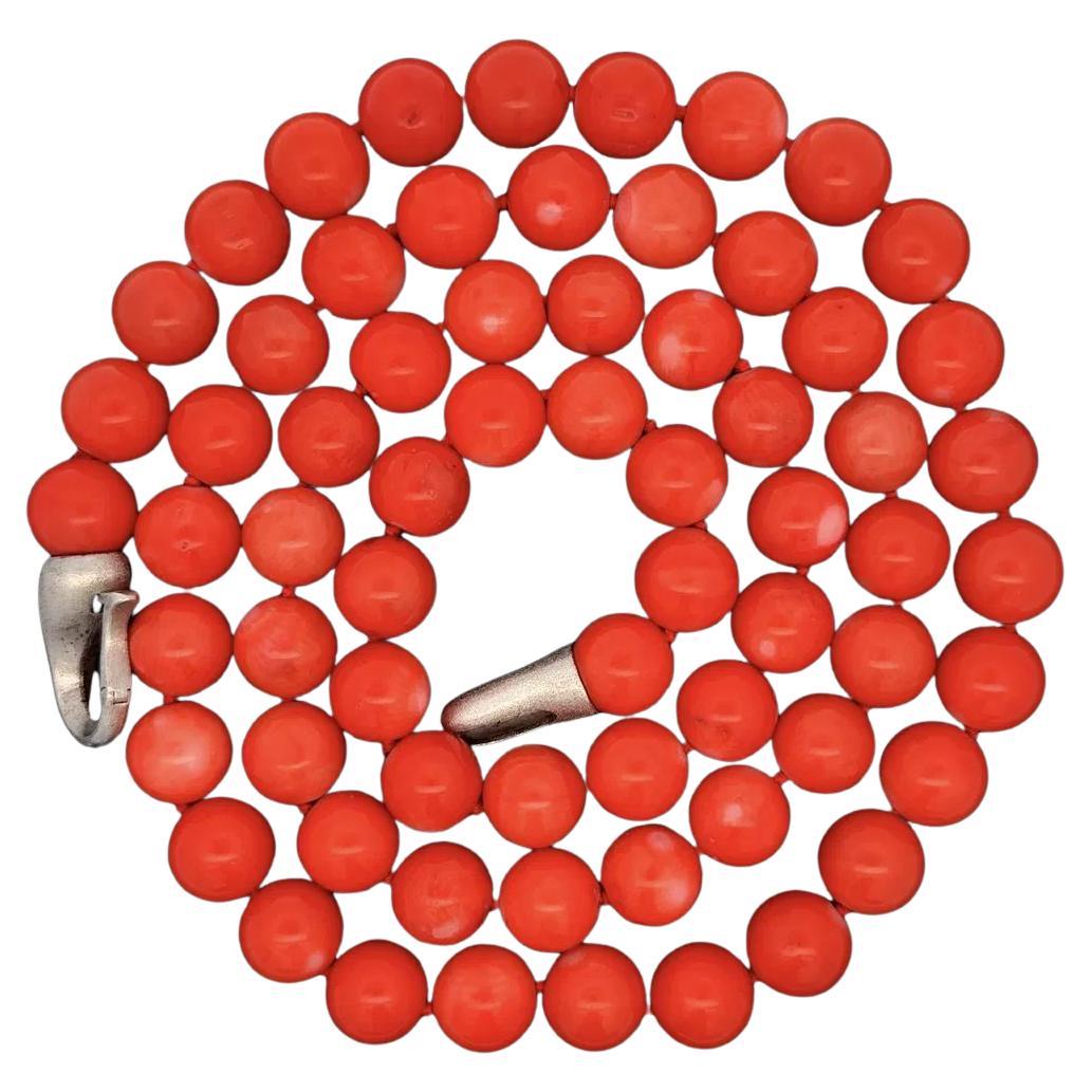 Collana a filo lungo con gemme di corallo rosso grande del Pacifico in vendita