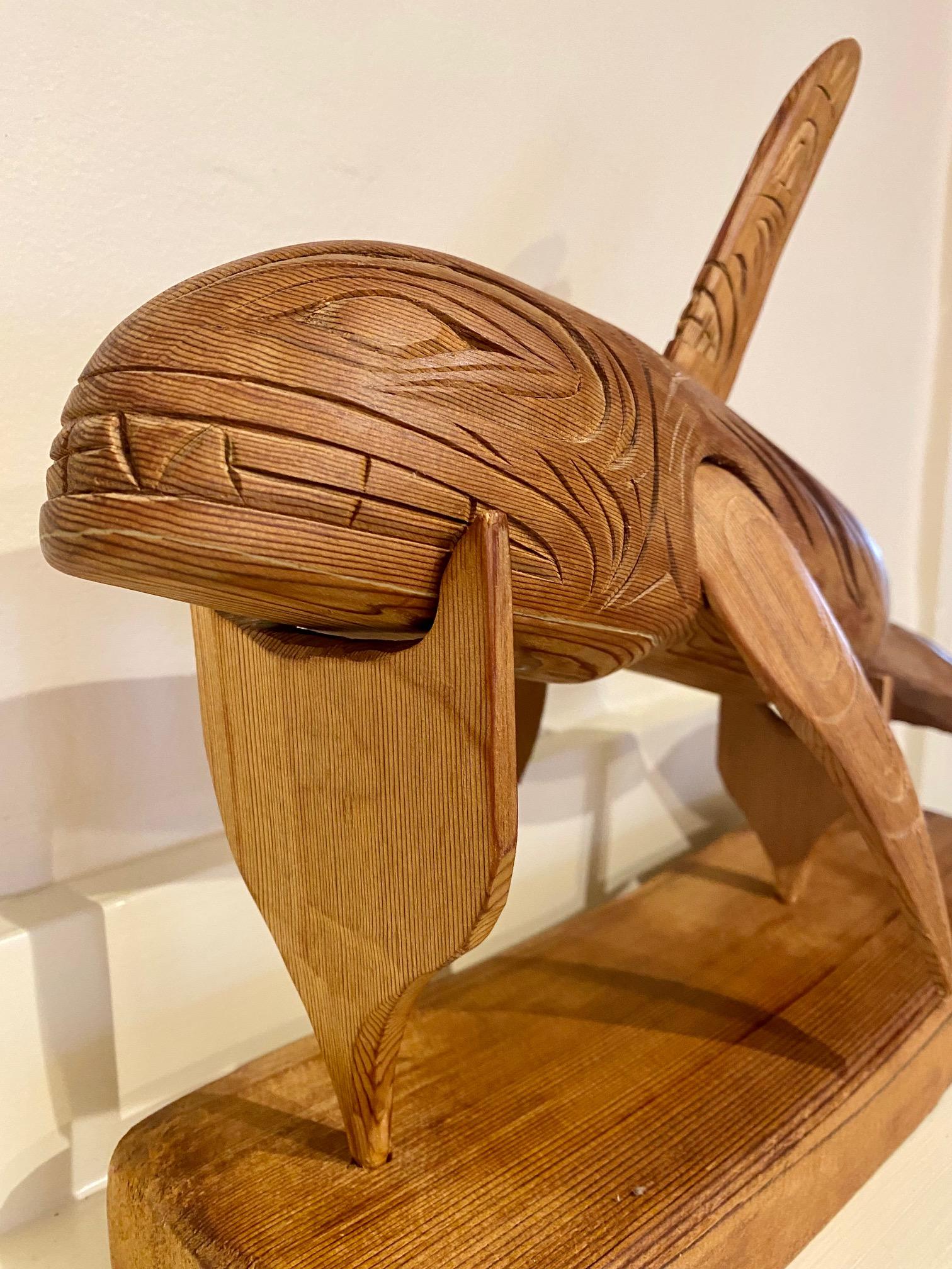 Hochet d'orque en cèdre sculpté de la côte du Pacifique Nord-Ouest, par l'artiste Coastal Salish - Squamish Stan Joseph, signé et daté 2012, un beau hochet de danse en cèdre creux profondément sculpté en forme d'orque, avec des yeux et une bouche