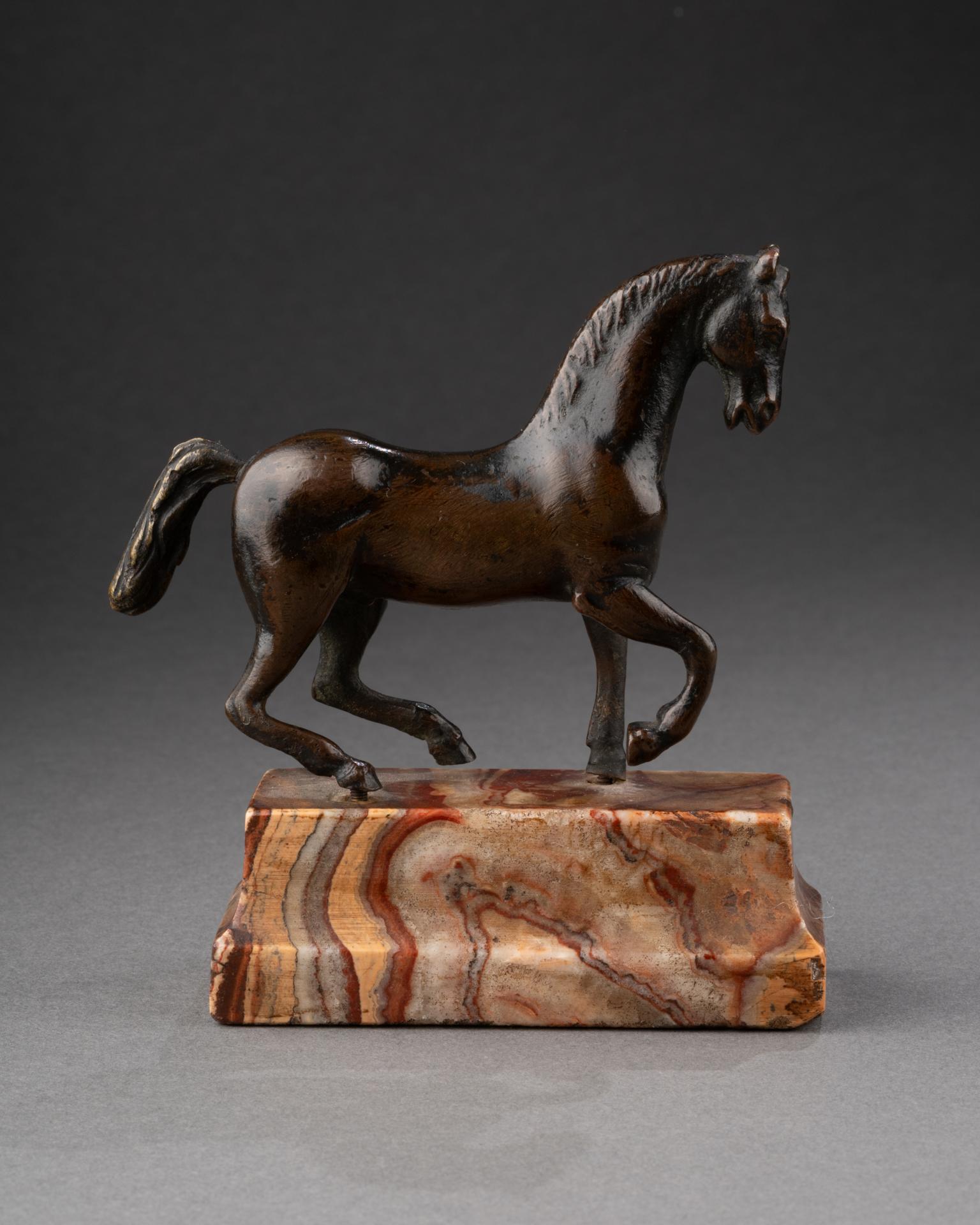 École italienne, 18e siècle
Cheval d'allure
Bronze à patine brune, sur une base rectangulaire en marbre
H 8 x L 8,5 x P 3 cm
H totale 11 cm
