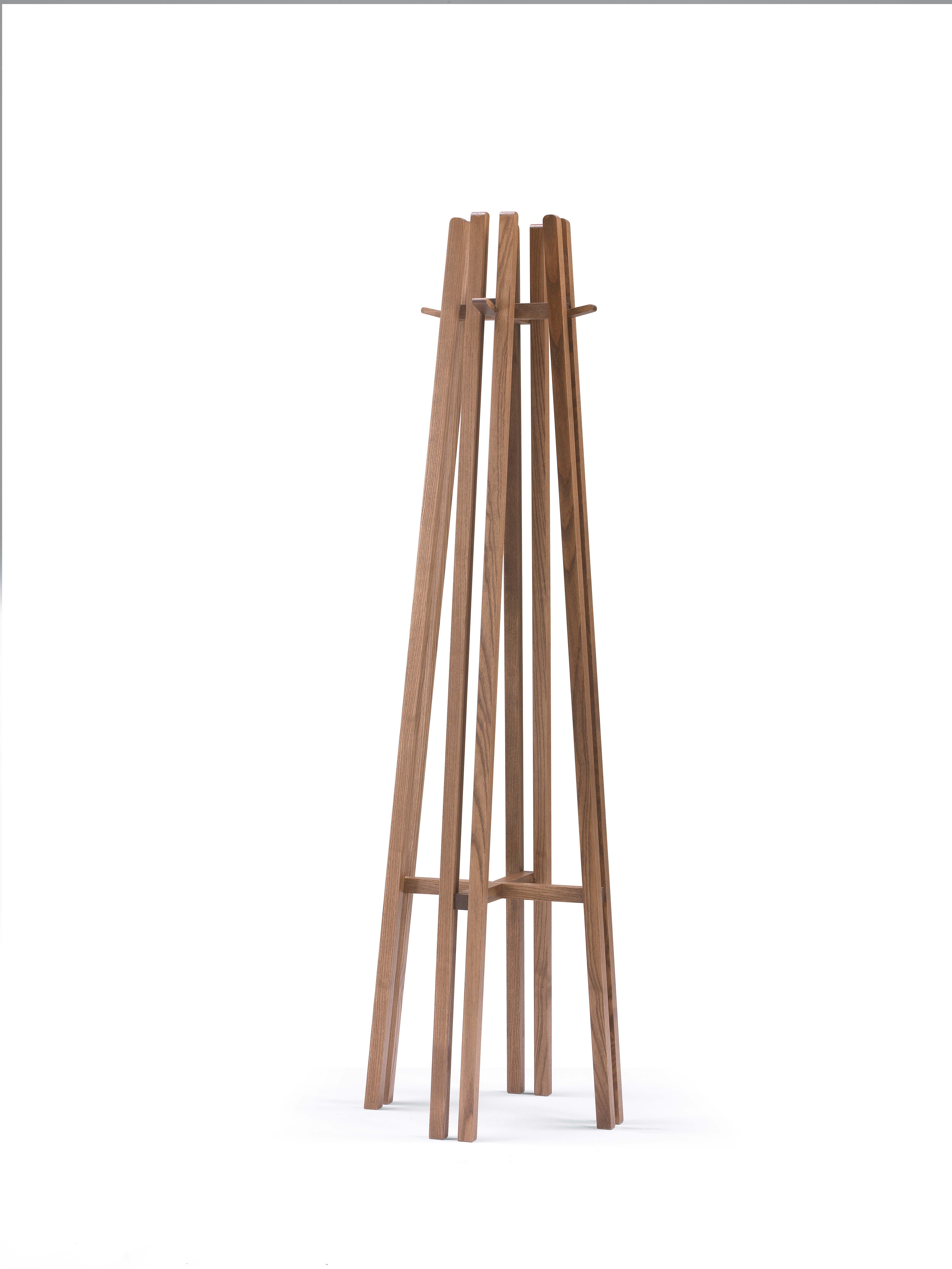 Clothes hanger element in solid ash. Available finishings: FN natural ash, CL American cherry, WG wengé, NC walnut, TB tobacco, open pore matte lacquered (L21 white, L29 pearl, L23 cappuccino colour, L25 smoke grey, L22 black, L24 red).

Fabio