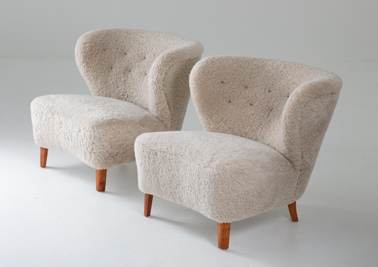 Scandinavian midcentury lounge chairs  and sofa by Gösta Jonsson, Sweden, 1940s.
Sculptural lounge chairs and sofa upholstered in off-white sheepskin.
The chair's organic forms and harmonious proportions are an excellent example of great Swedish