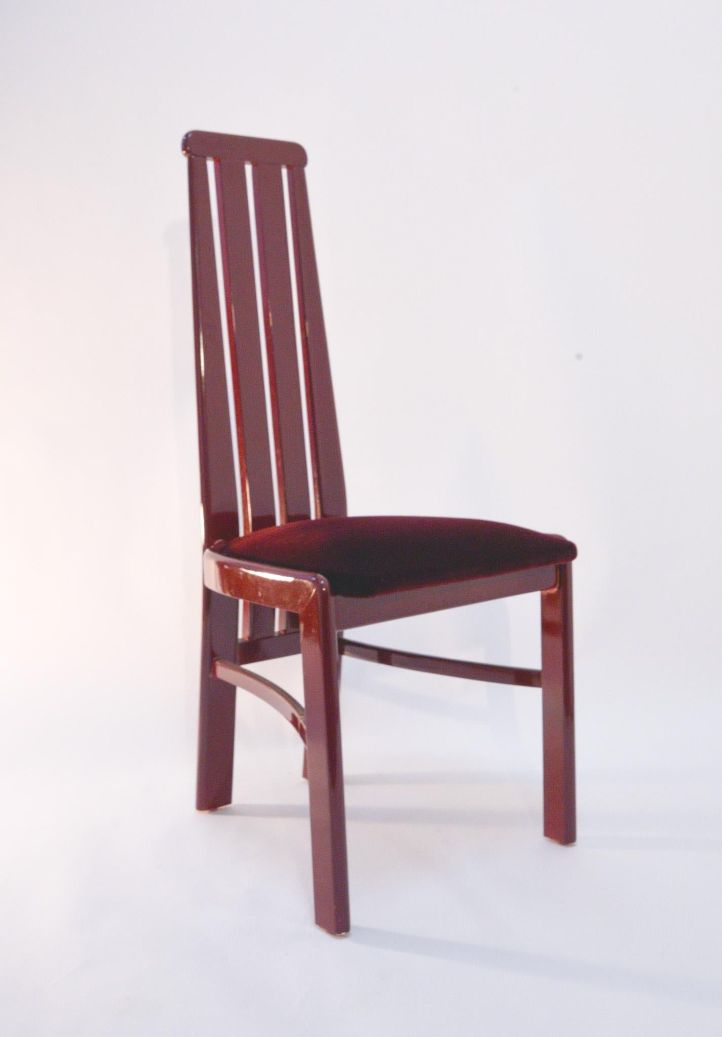 Dieses Set aus Pietro Costantini Midcentury Italian Modern Dining Chairs ist ein optischer Leckerbissen. Das tief burgunderfarbene Mohair und das hochglänzende burgunderfarbene Finish sind eine raffinierte Interpretation der Silhouette der 80er