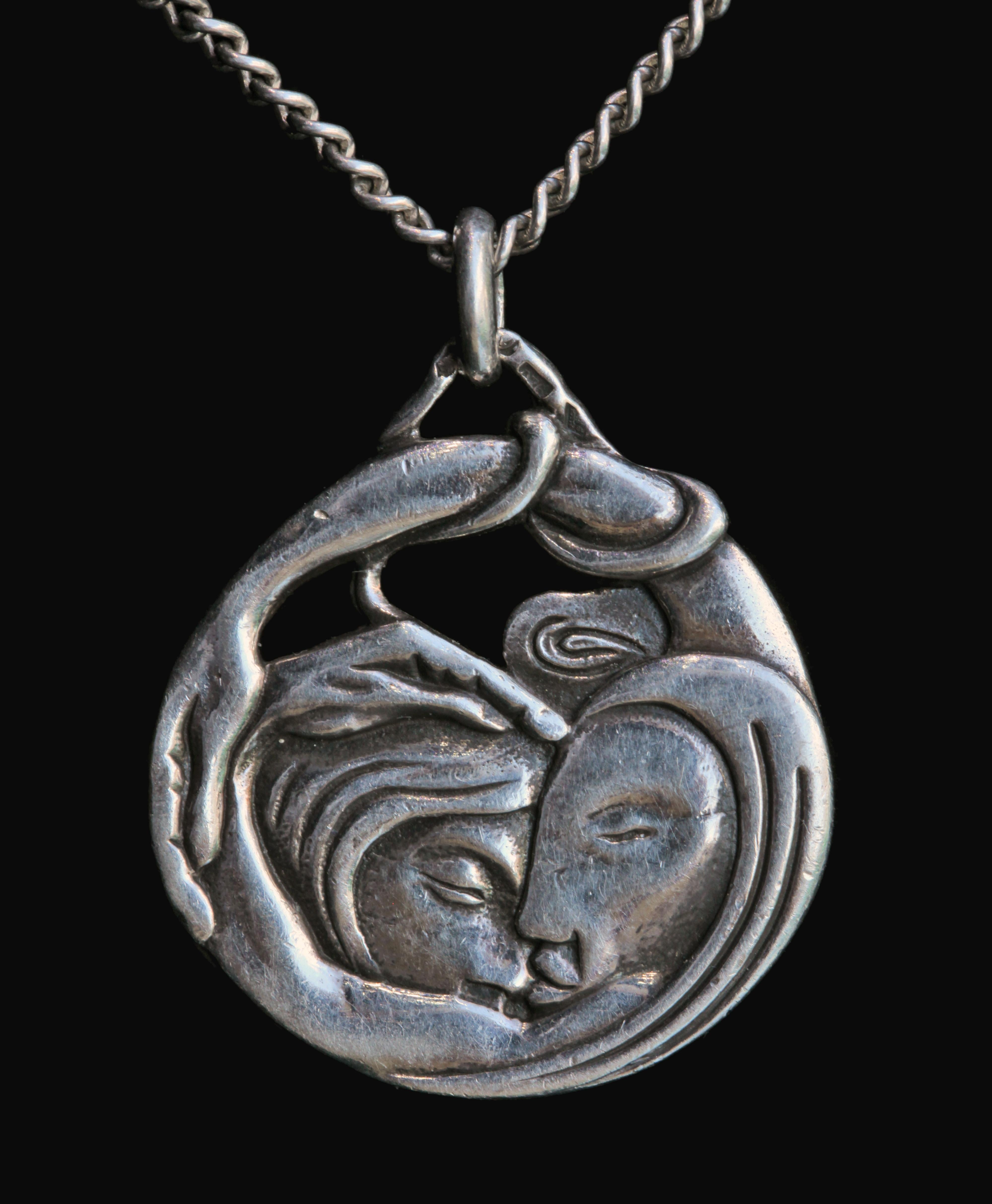 Paco Durrio 'Leda and the Swan' Reversible Symbolist Pendant In Good Condition In London, GB